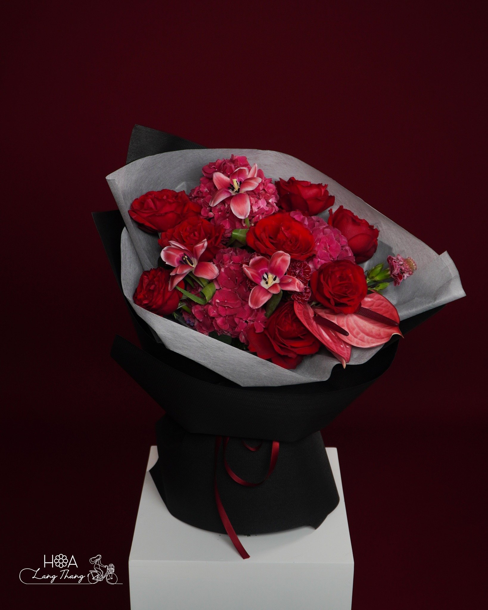 Bó hoa gồm hồng đỏ, <a href=