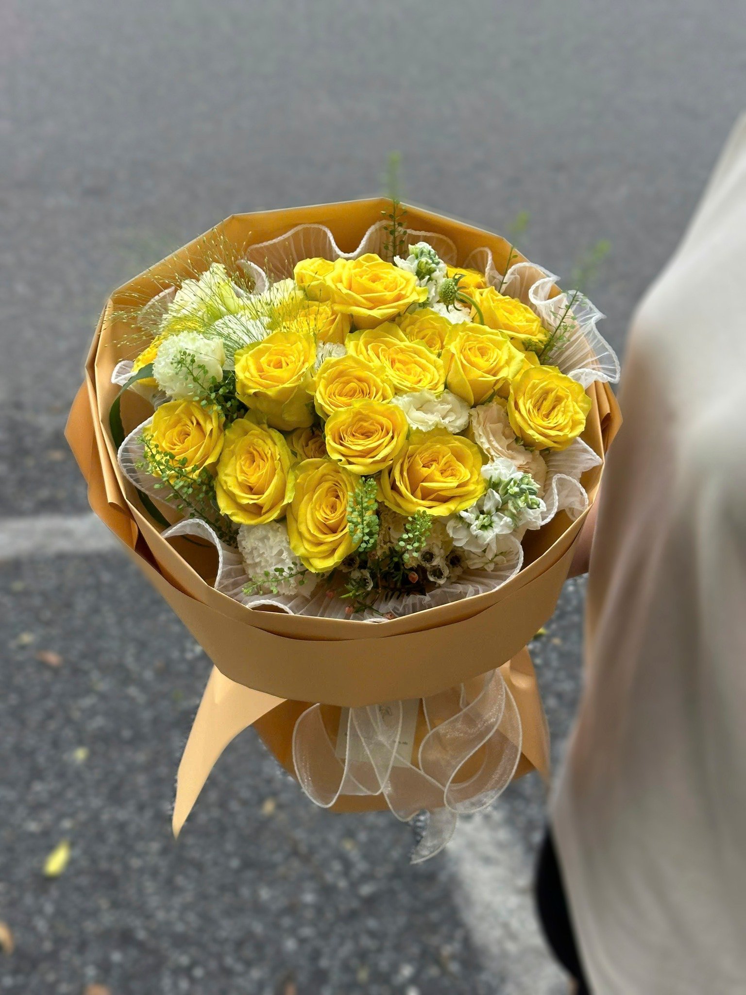 Bó hoa hồng vàng tươi thắm, cắm cùng hoa baby và lá xanh, dịp tặng ý nghĩa