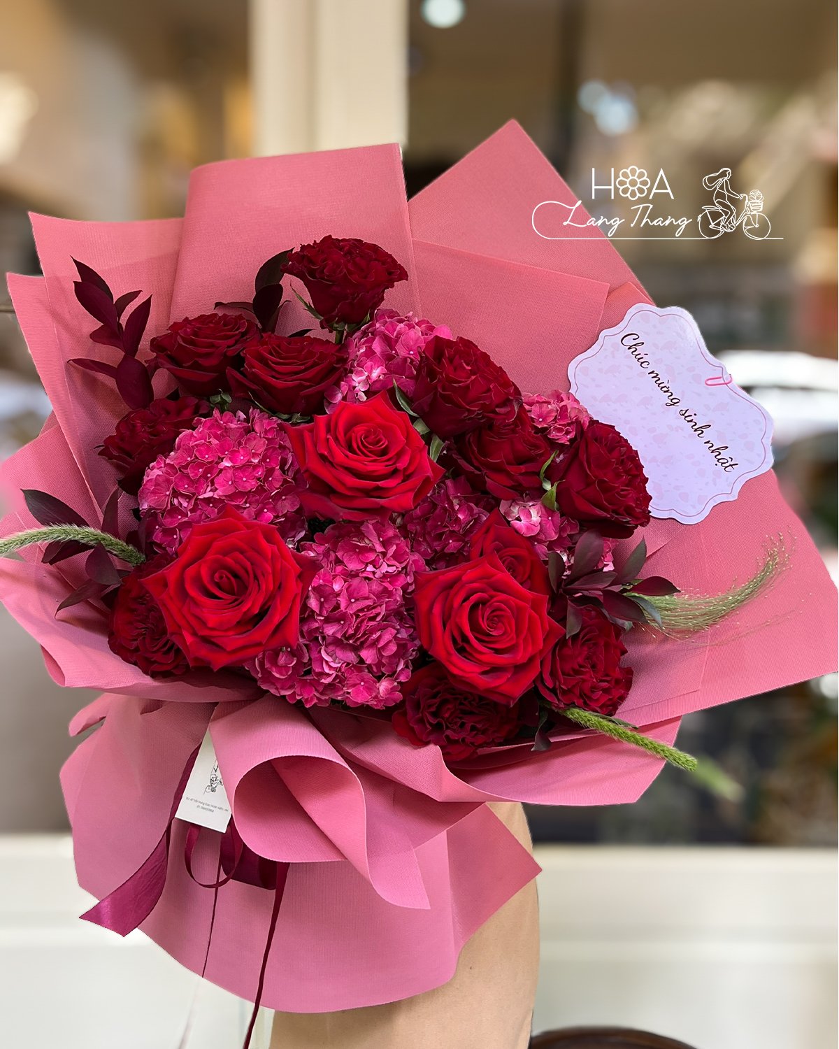 Bó hoa hồng đỏ và hoa <a href=