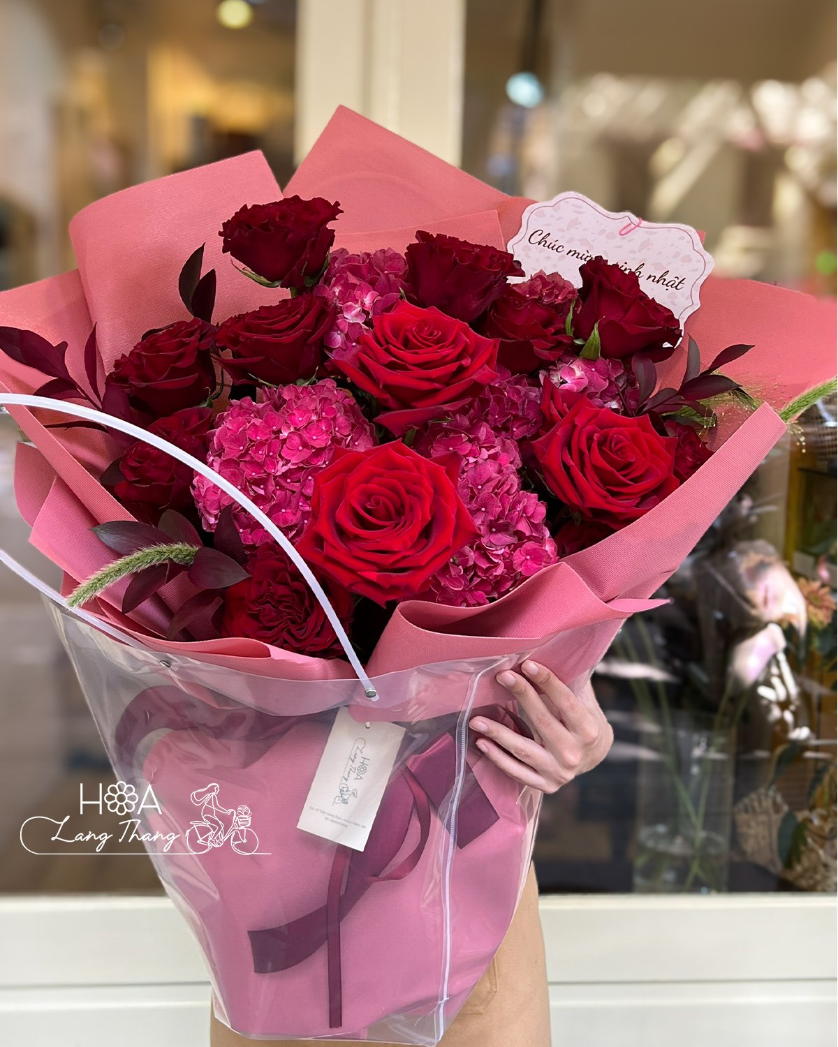 Bó hoa hồng đỏ kết hợp với hoa <a href=