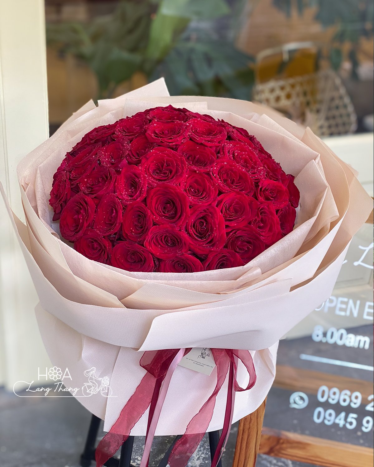 Bó hoa hồng đỏ đẹp với kiểu cắm đặc biệt, phù hợp tặng trong nhiều dịp