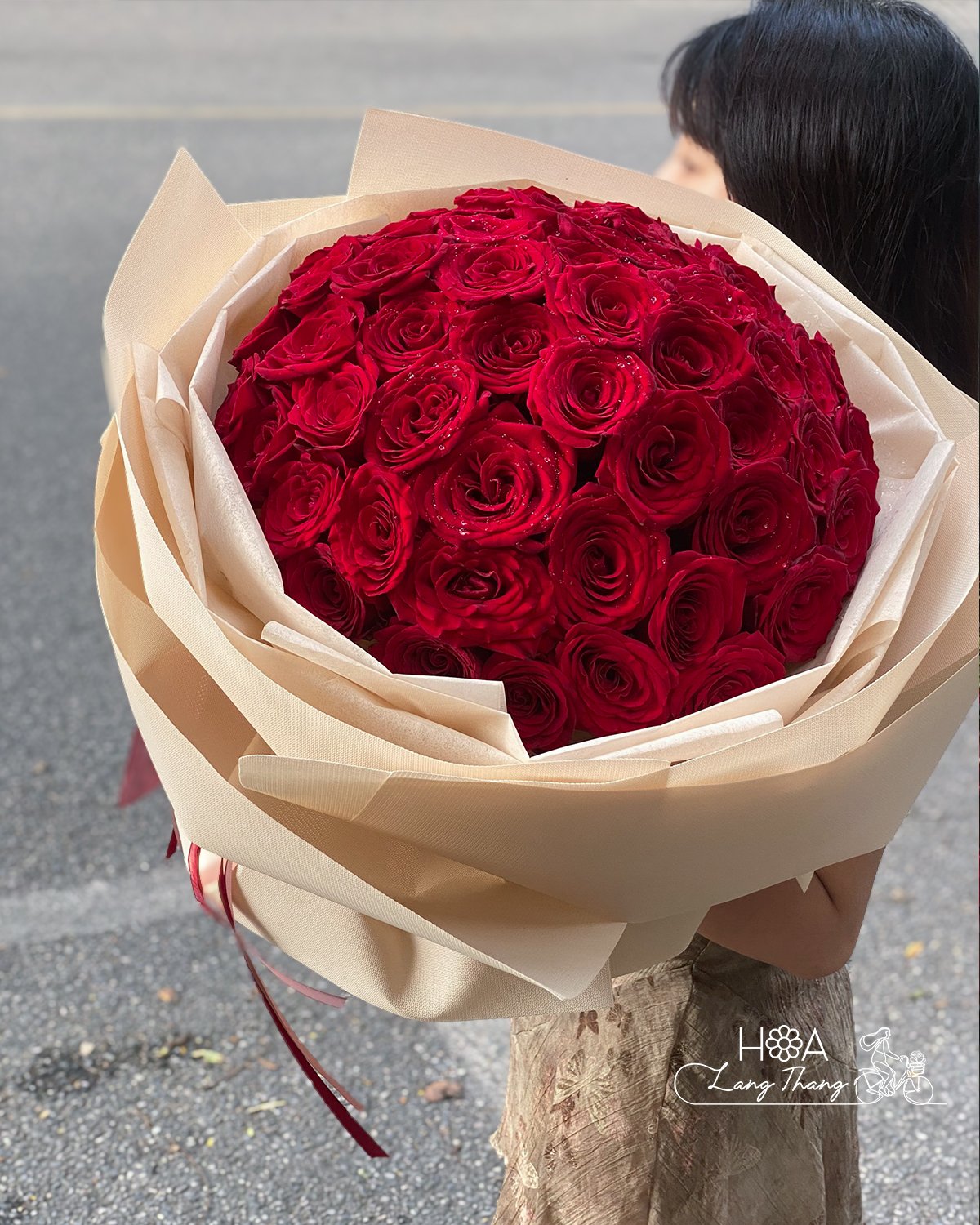 Bó hoa hồng đỏ đẹp mắt, cắm sang trọng, thích hợp cho nhiều dịp