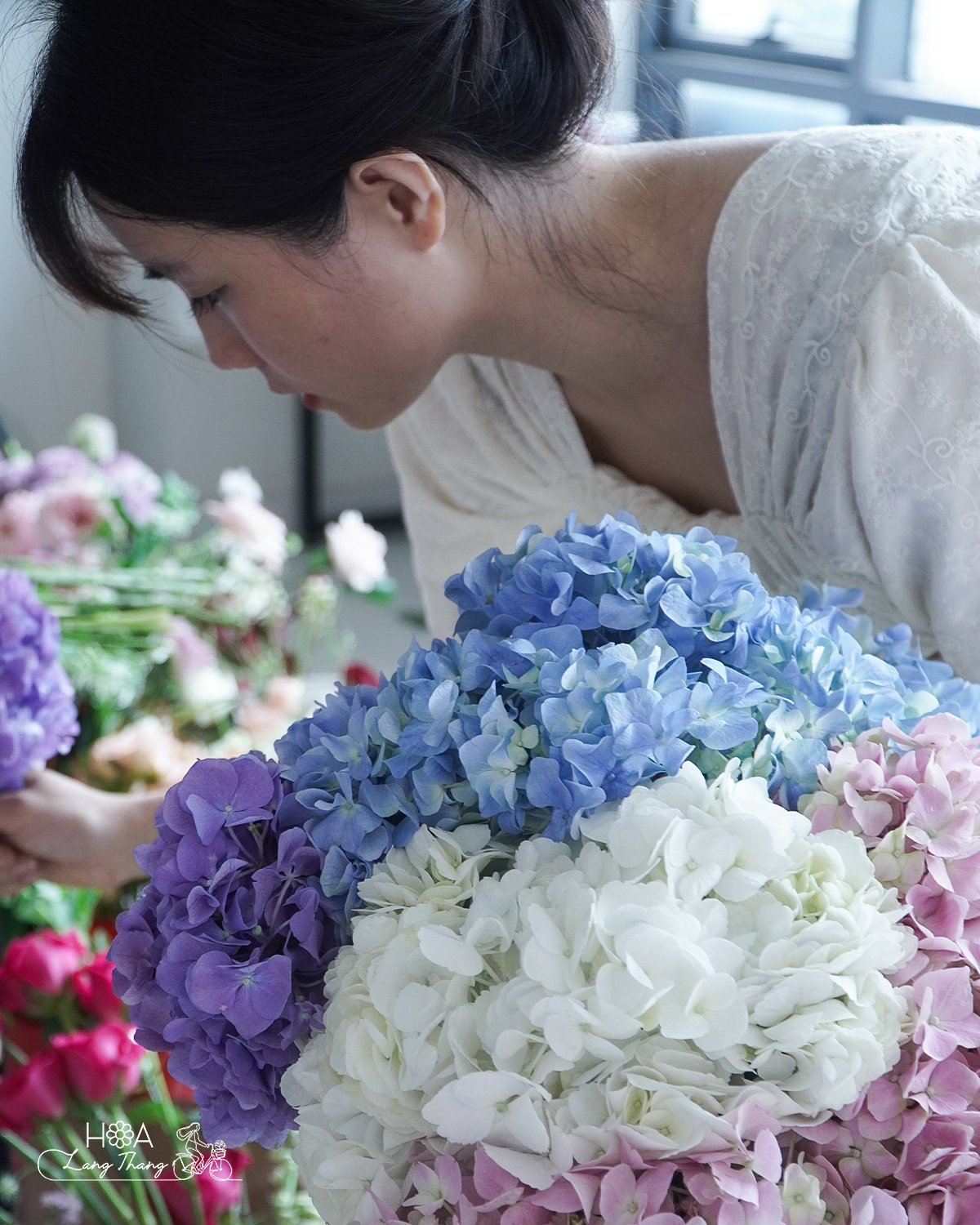 💙Nghề làm hoa chẳng đơn thuần chỉ là việc chọn lựa và kết hợp, mà đó còn là hành trình tìm kiếm và nuôi dưỡng cảm xúc, nơi mà