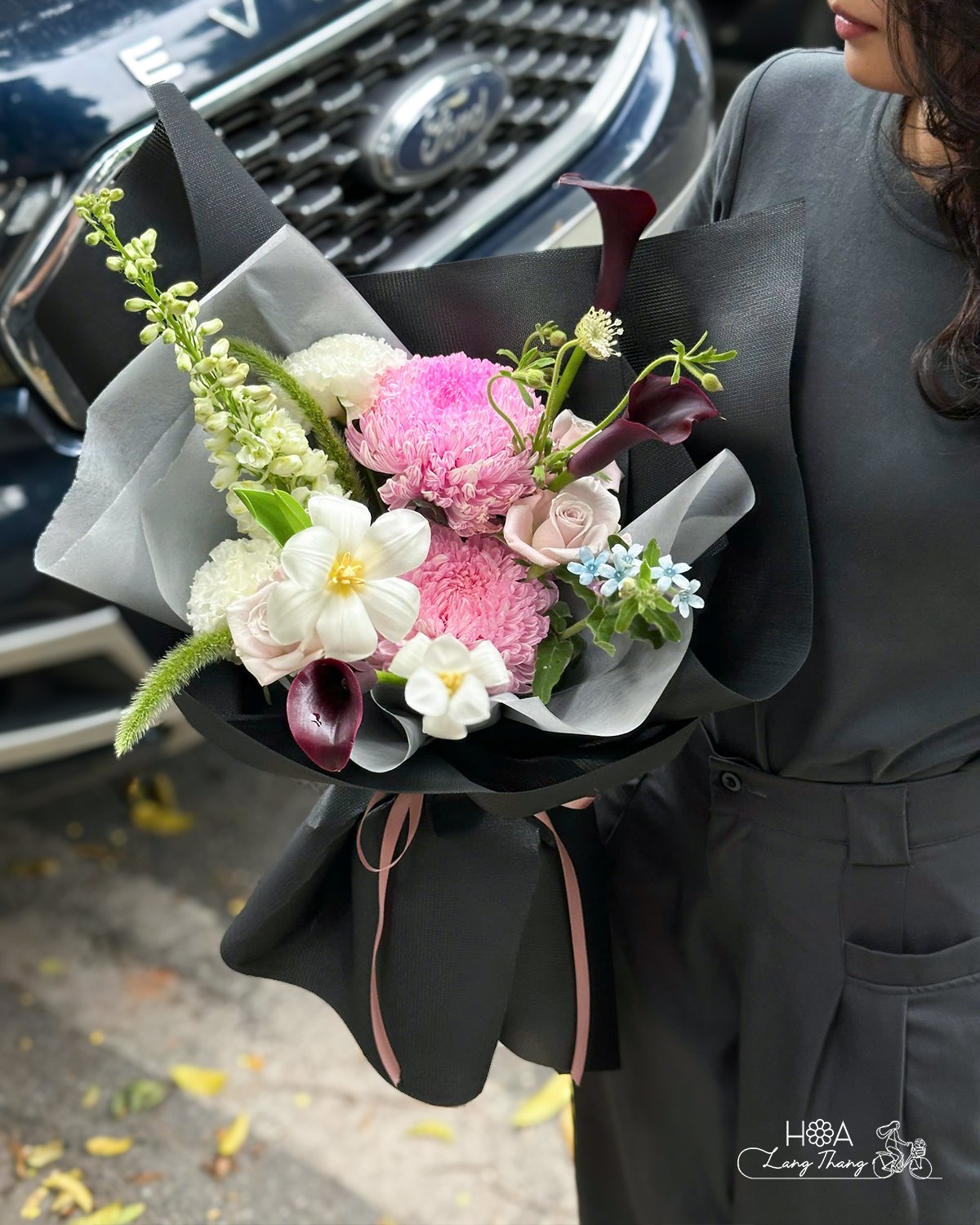 🍂Bó hoa độc đáo với sự kết hợp sáng tạo: sắc hồng tươi tắn của cúc mẫu đơn, thanh khiết của <a href=