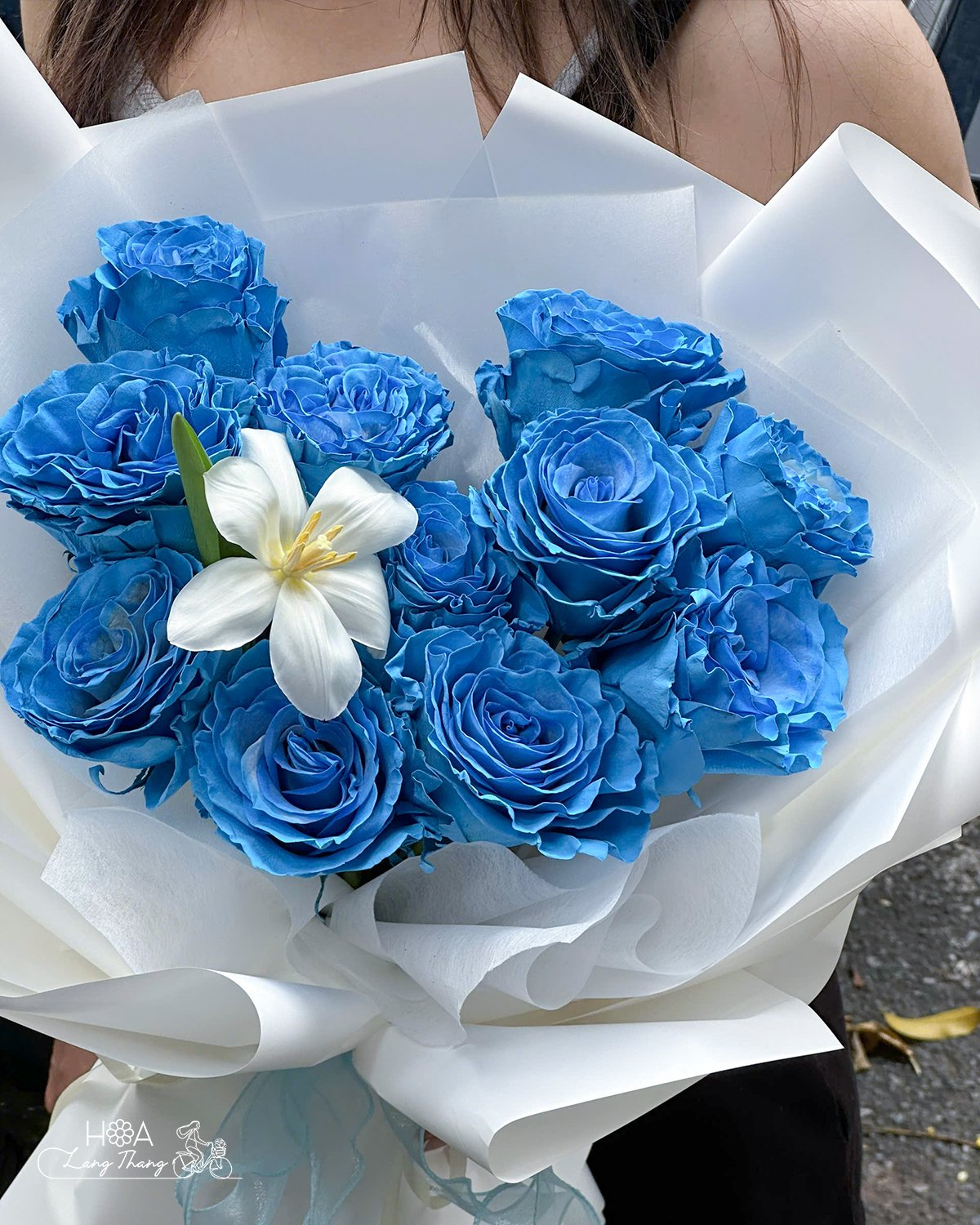 Bó hoa hồng xanh kết hợp hoa lan trắng, kiểu cắm hiện đại