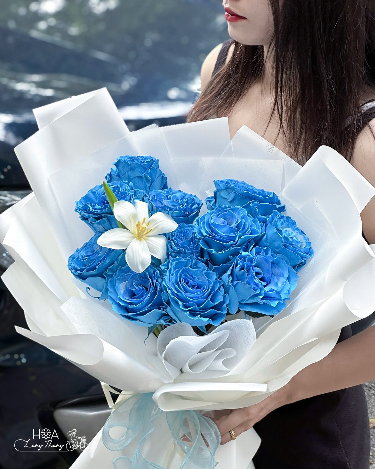 Bó hoa hồng xanh đẹp với hoa lily trắng trang trí, thích hợp cho nhiều dịp