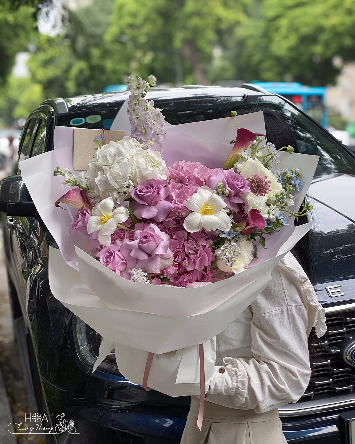 Bó hoa mộng mơ, mang theo hơi thở của sự lãng mạn và ngọt ngào 🌸 Sắc màu tím hồng trắng được kết hợp nhấn mạnh sự dịu dàng, t