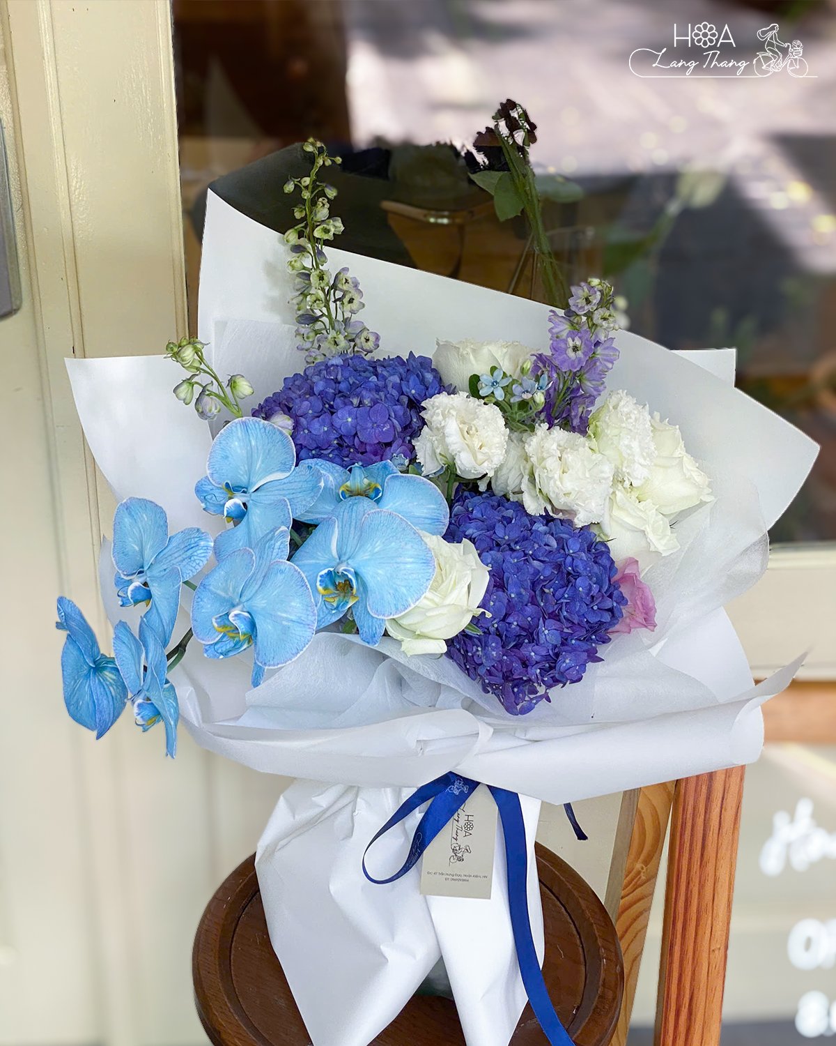 Bó hoa tươi với <a href=