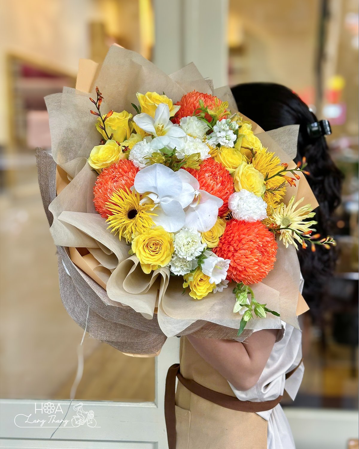 Bó hoa tươi nhiều màu sắc với hoa hồng, lan hồ điệp, và cúc trắng, cắm kiểu lãng mạn