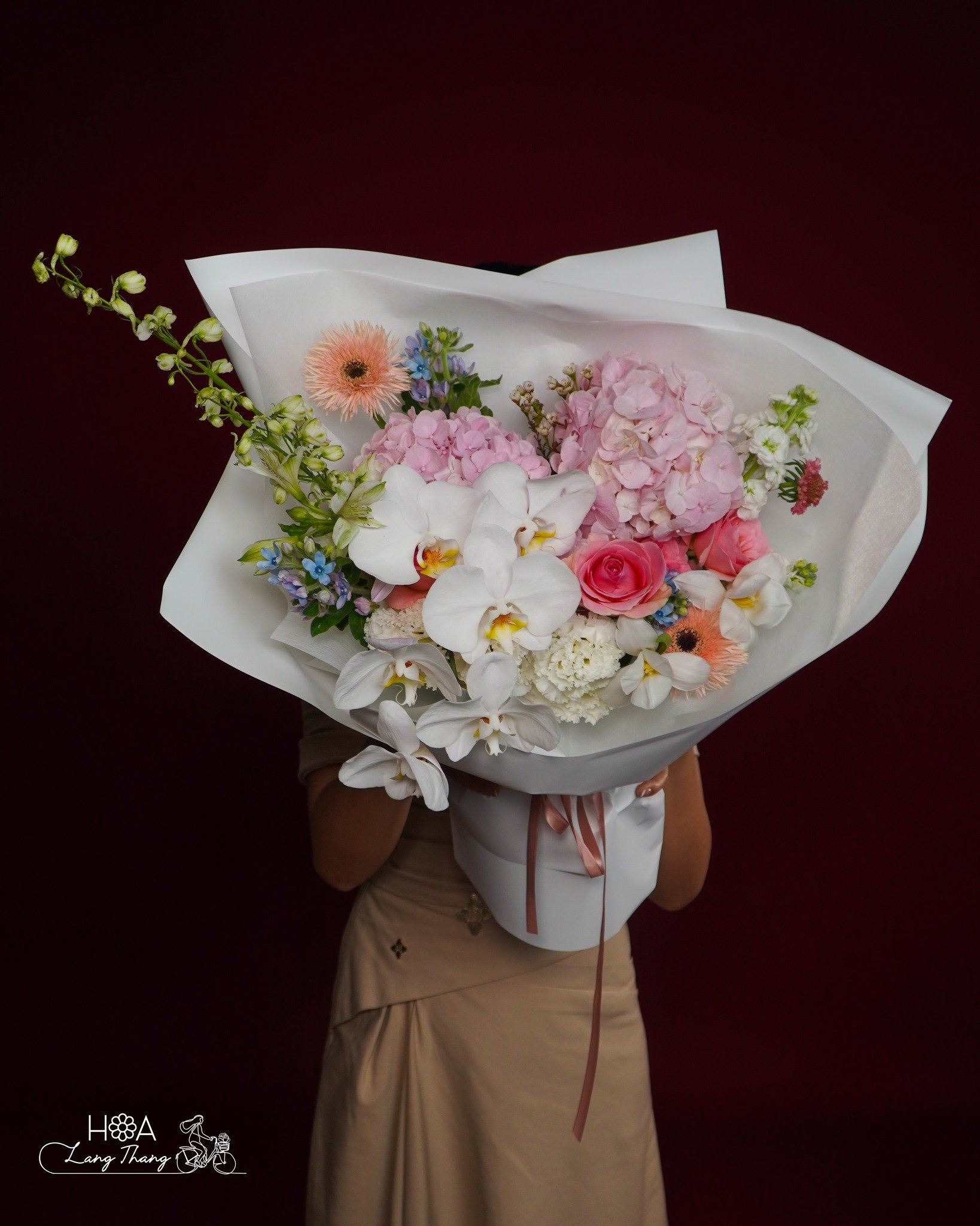 Bó hoa tươi đẹp với hoa <a href=