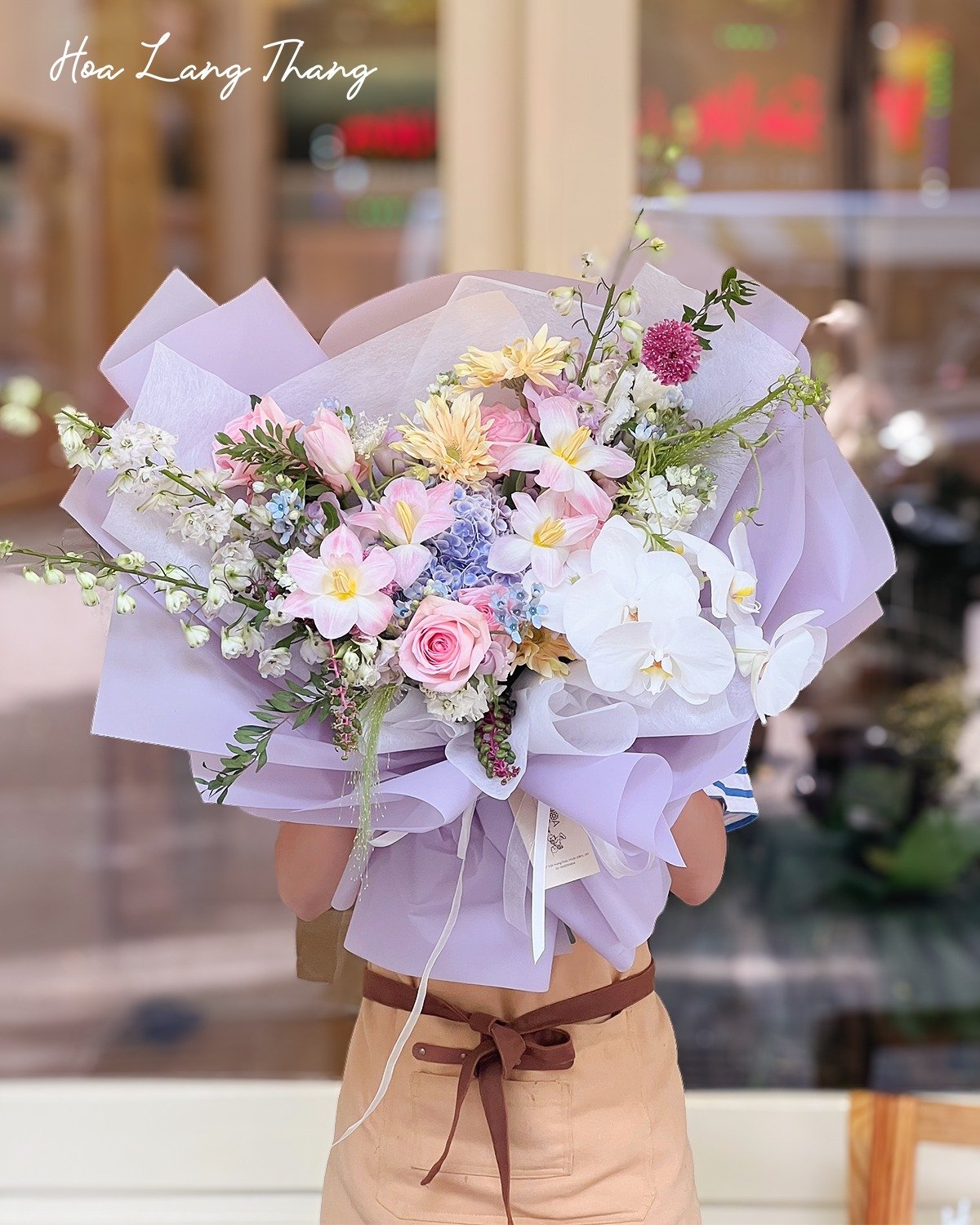Bó hoa nhiều màu sắc với hoa hồng, <a href=