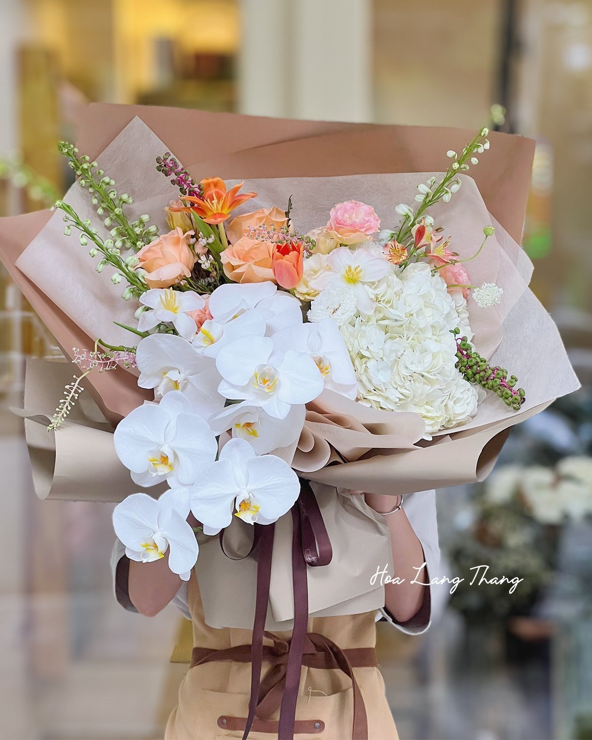 Bó hoa đẹp với lan hồ điệp, hồng, tulip kết hợp trang nhã