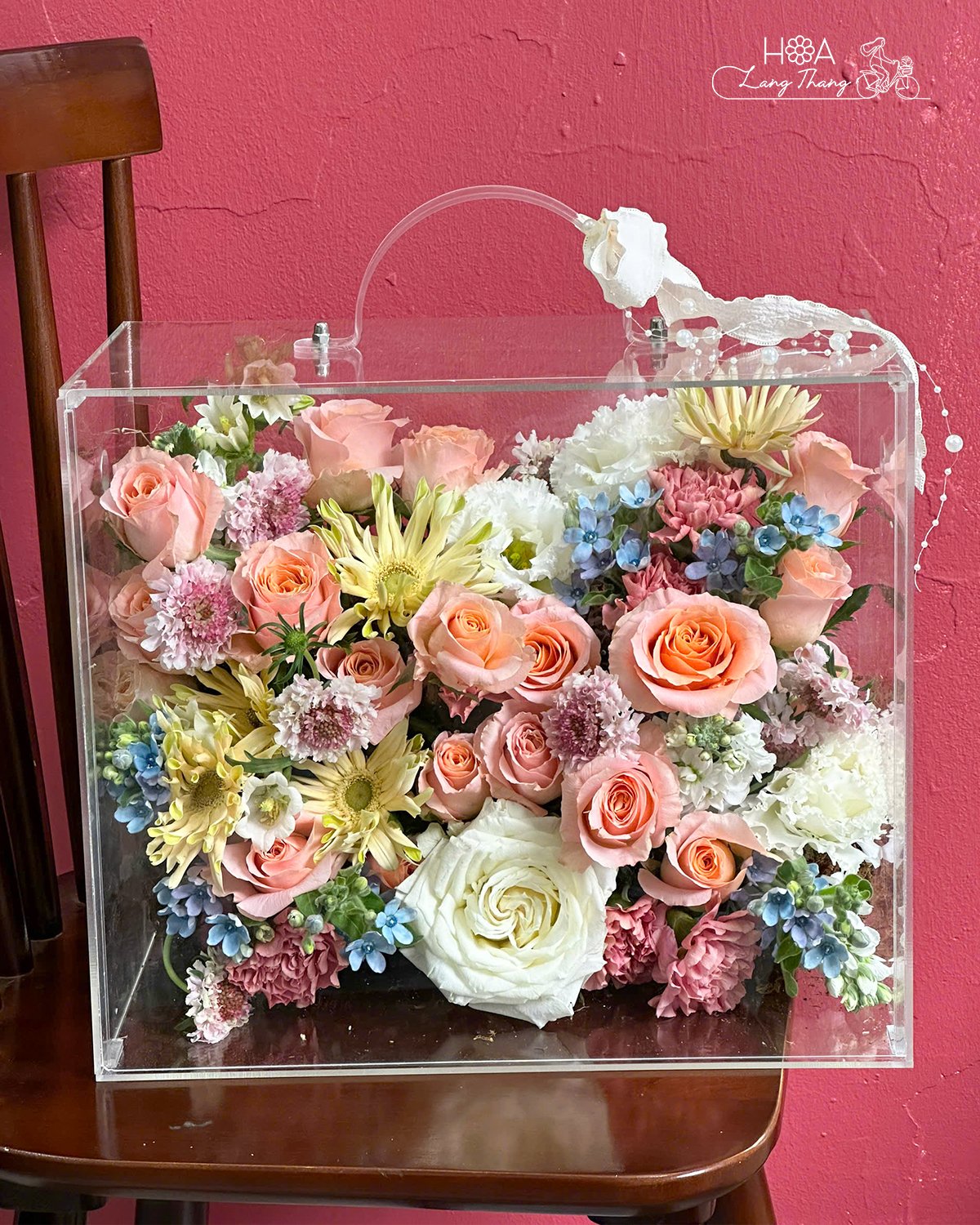 Bừng sáng cả một không gian với hộp hoa mica ngập tràn sắc hoa tươi tắn! 🌼🌸 Sắc hoa mang theo nguồn năng lượng tích cực, tươi