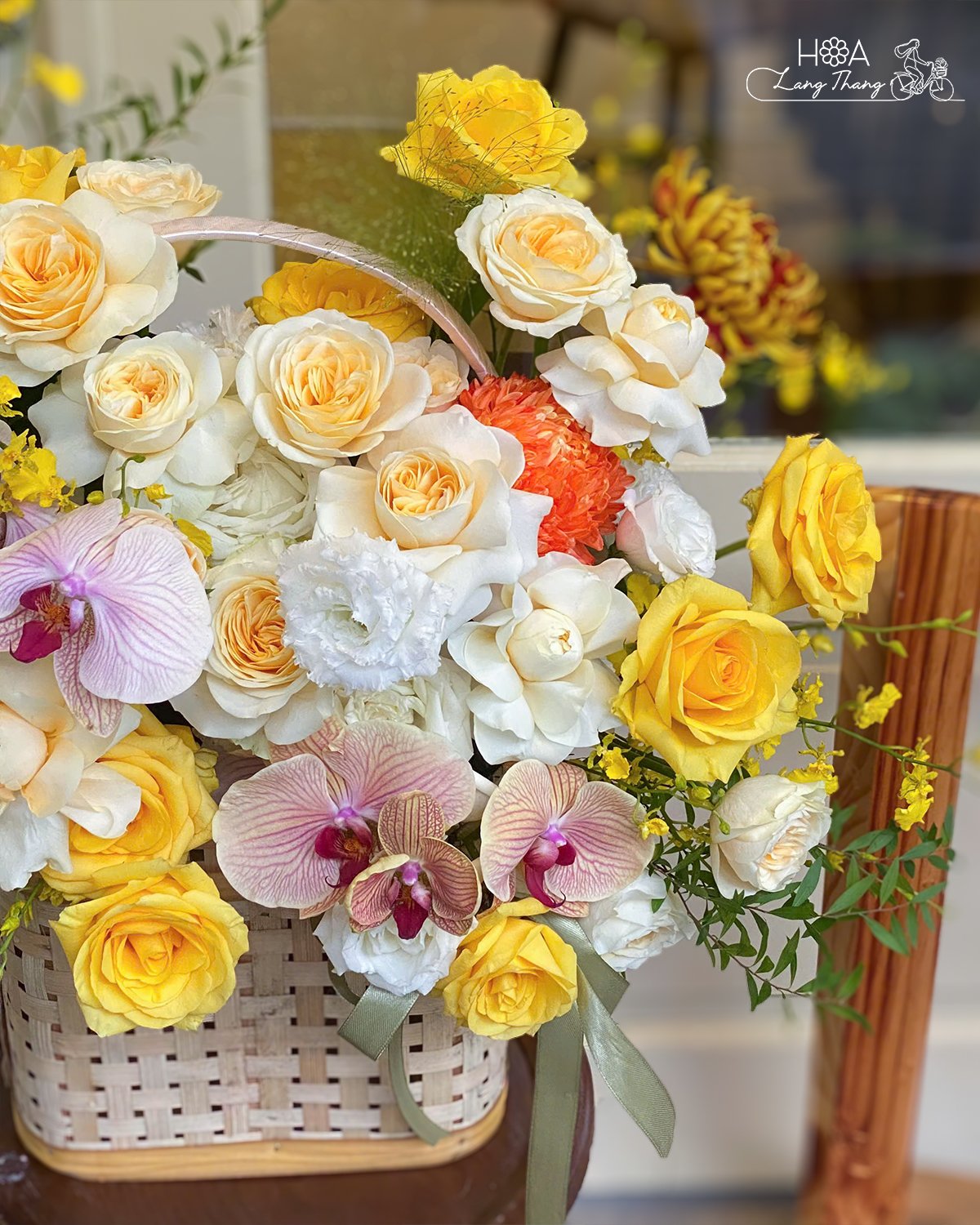 Giỏ hoa với hoa hồng vàng, lan hồ điệp, cắm đẹp mắt, phù hợp cho dịp chúc mừng