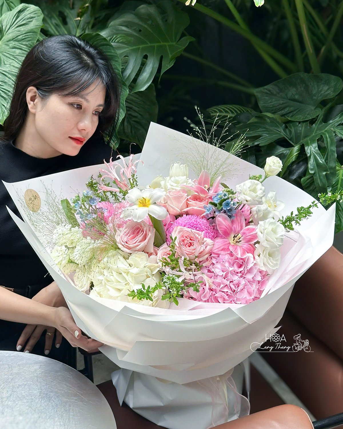 Bó hoa gồm hồng, <a href=