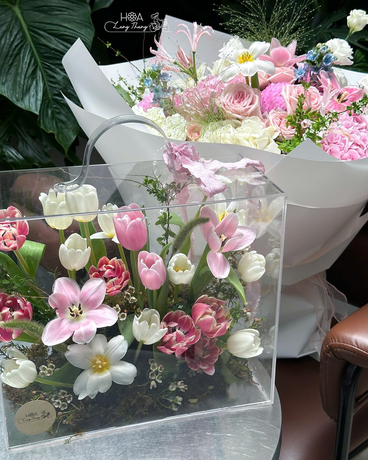 Một hộp hoa lãng mạn với tulip và hồng, kiểu cắm sang trọng