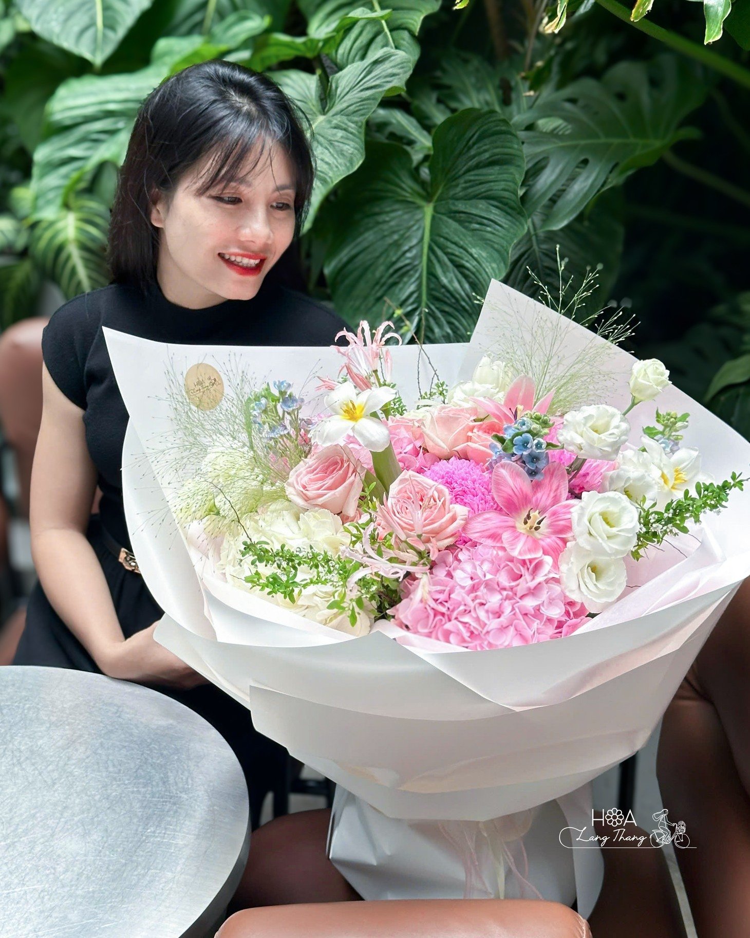Bó hoa gồm hồng, cẩm tú cầu và baby, kiểu cắm tinh tế và đẹp mắt