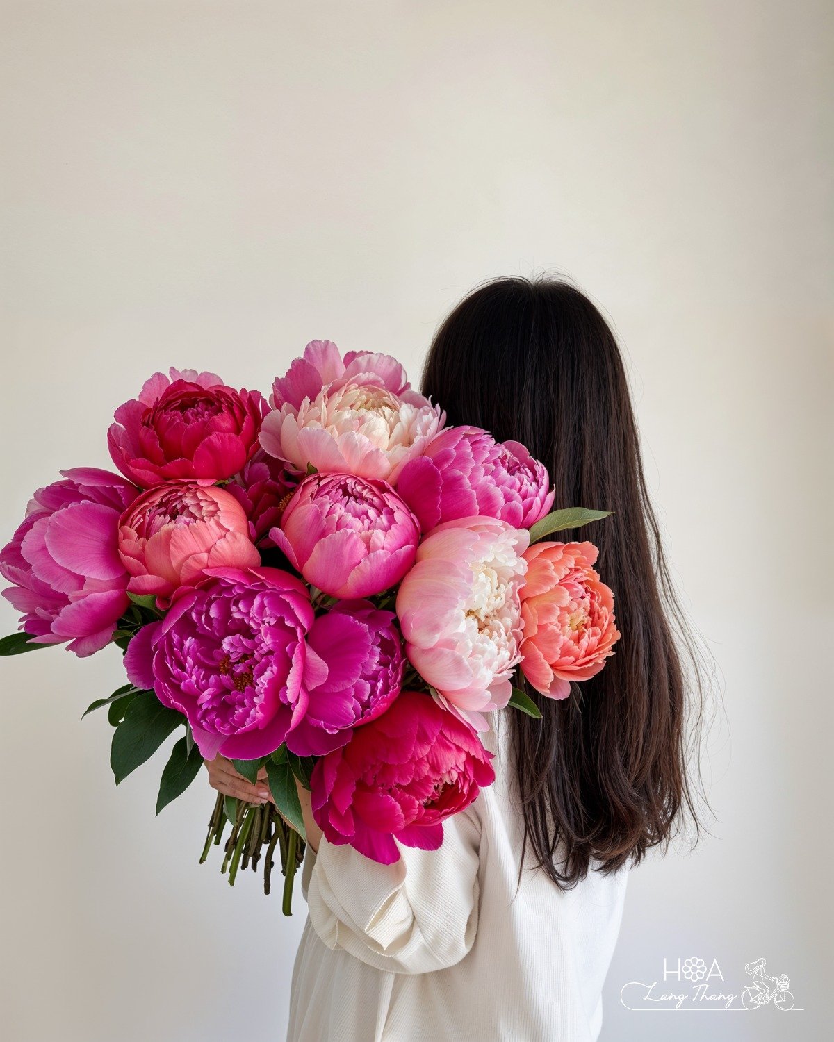 Bó hoa peony đa sắc rực rỡ, kiểu cắm tự nhiên, phù hợp cho nhiều dịp