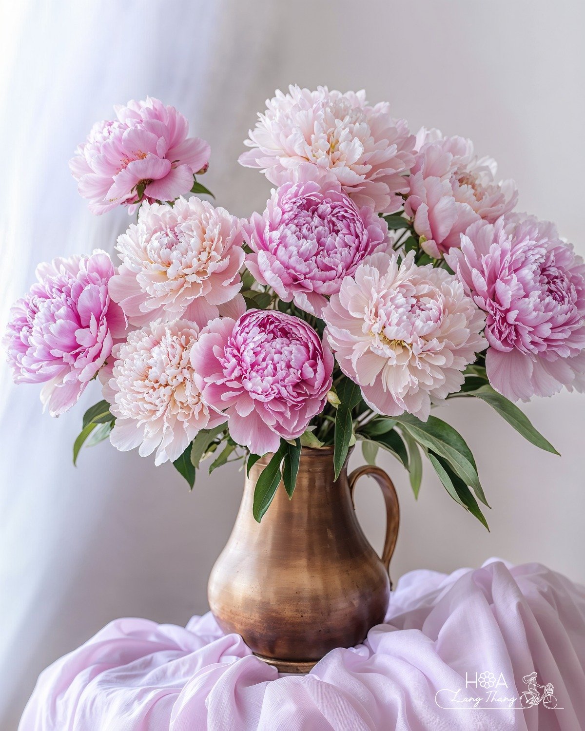Bình hoa peony hồng đẹp mắt với nhiều loại hoa khác nhau, trang trí sang trọng