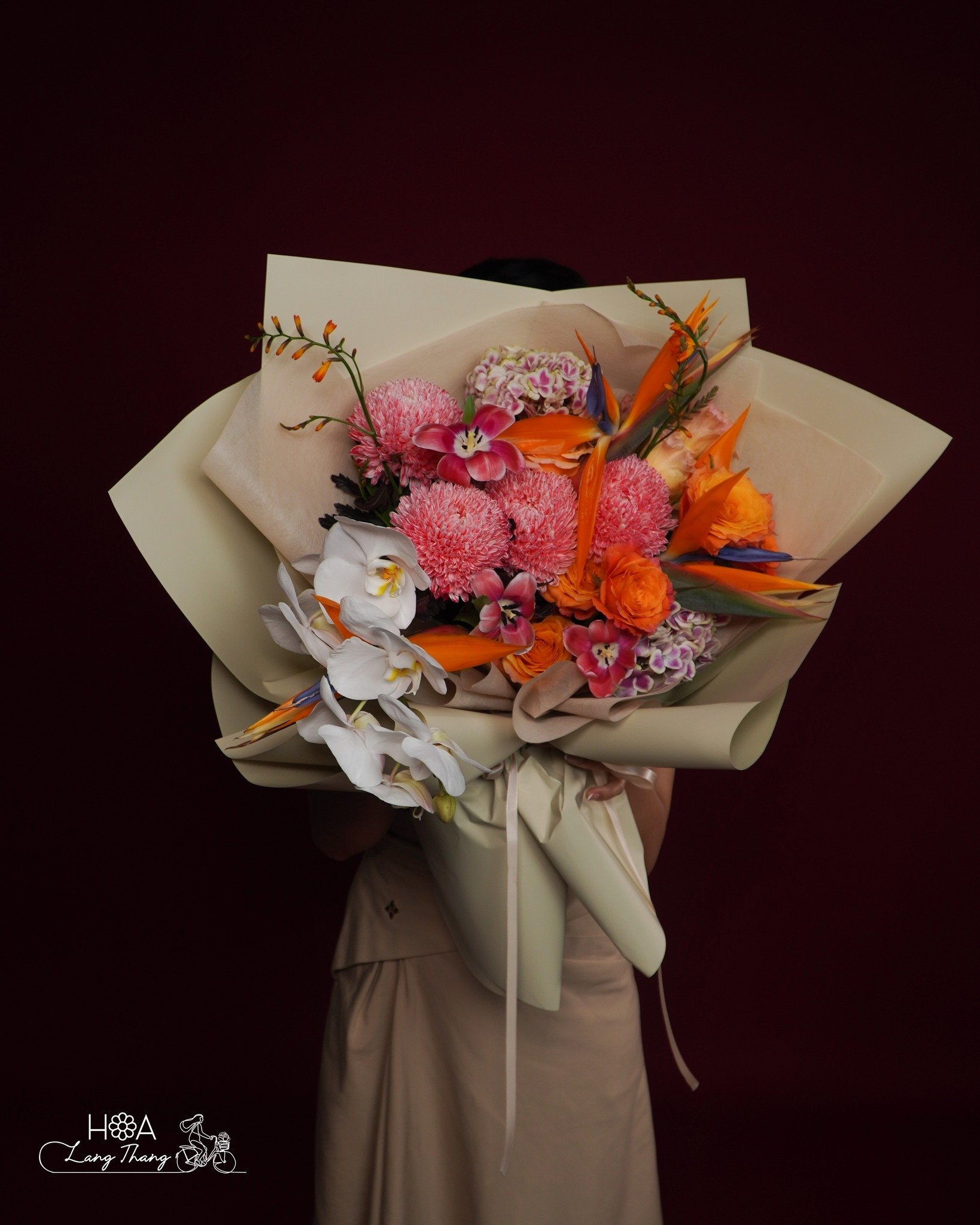Bó hoa lớn với tulip, hồng, lan hồ điệp và các loại hoa màu sắc rực rỡ