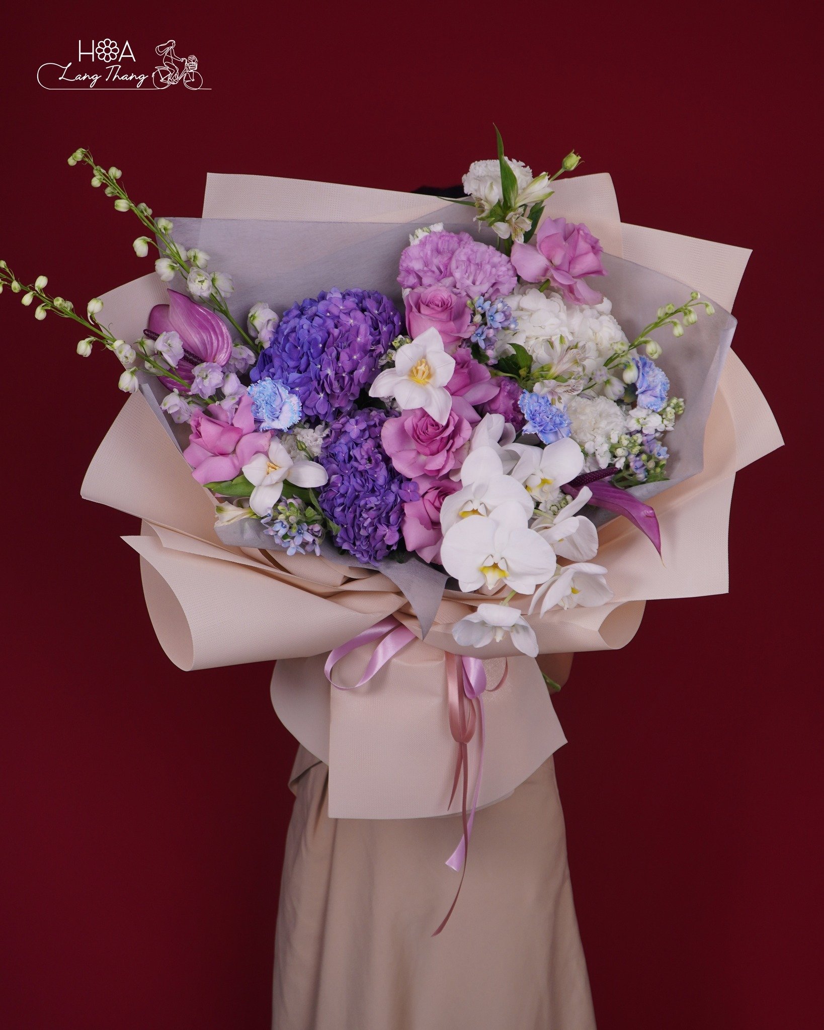 Bouquet hoa tím hồng với lan hồ điệp và các loại hoa khác, cắm sang trọng