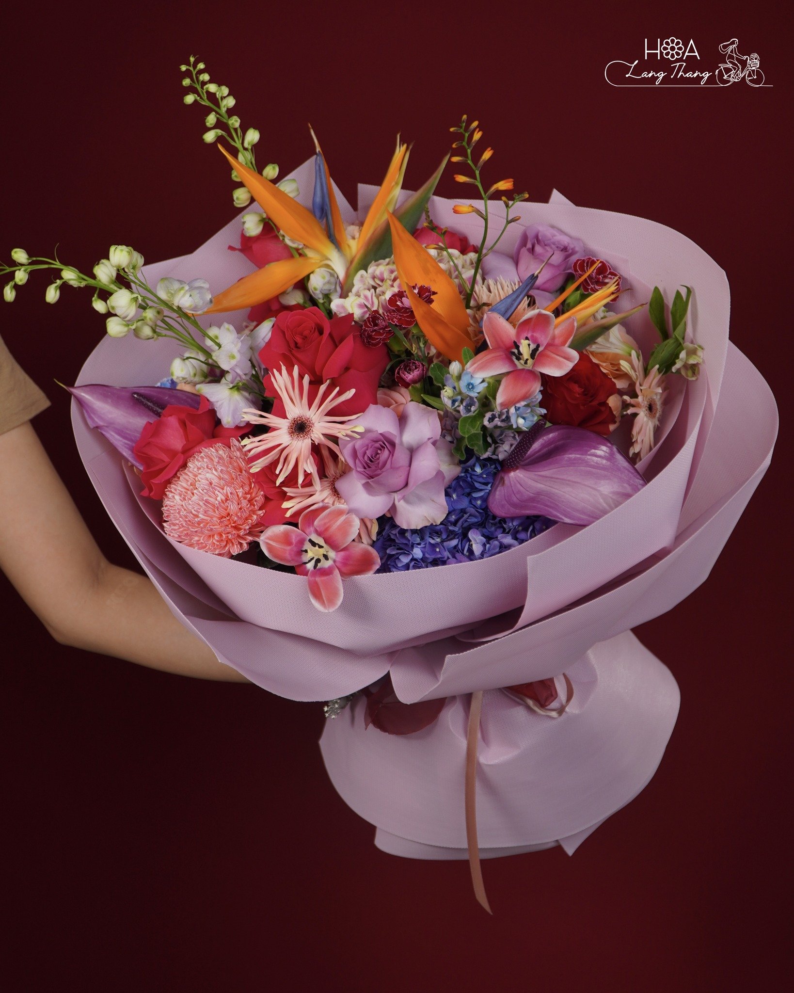 Bó hoa nhiều màu sắc với lan hồ điệp, hồng, và cúc, kiểu cắm độc đáo