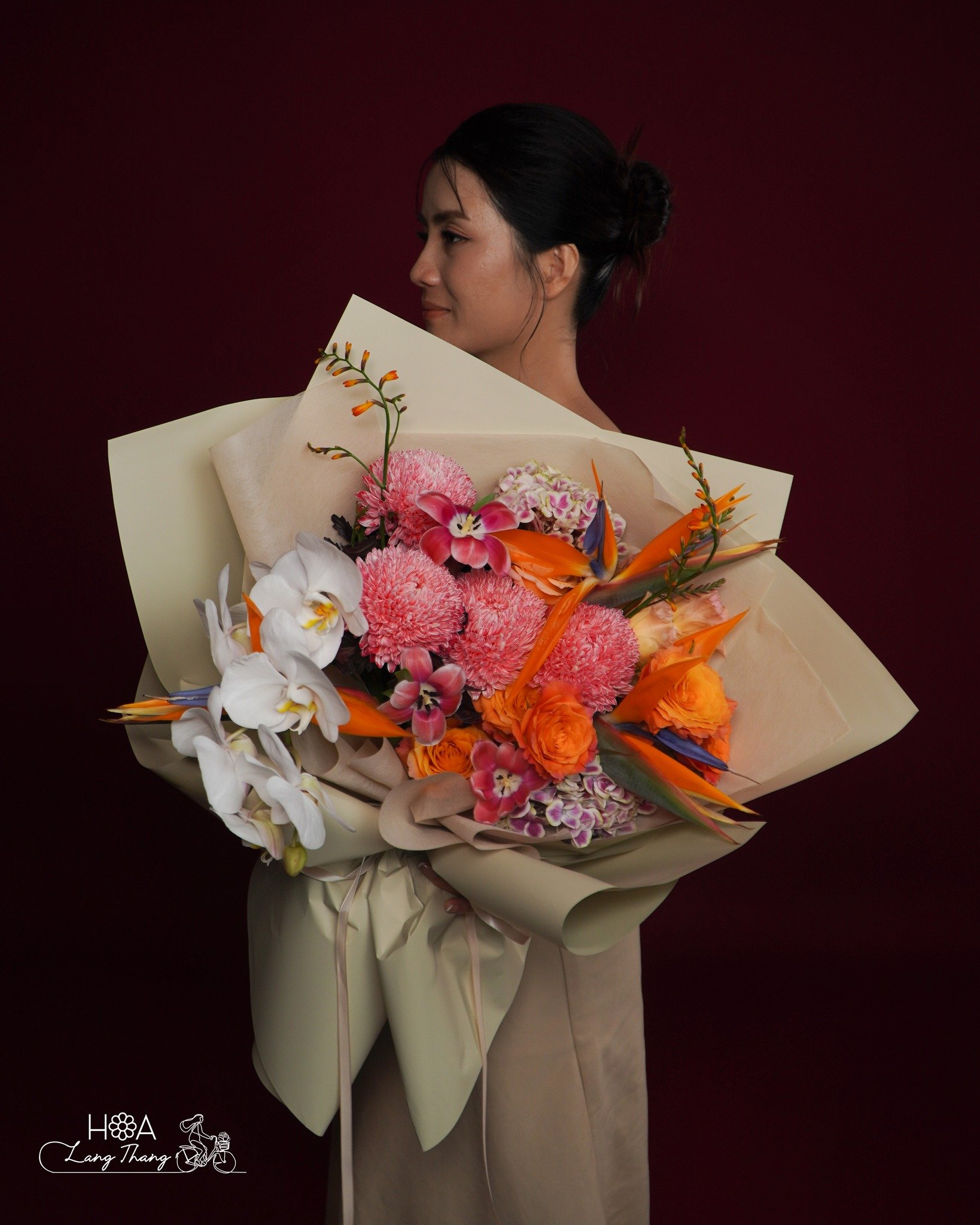 Bó hoa lớn với đủ loại hoa như hồng, <a href=