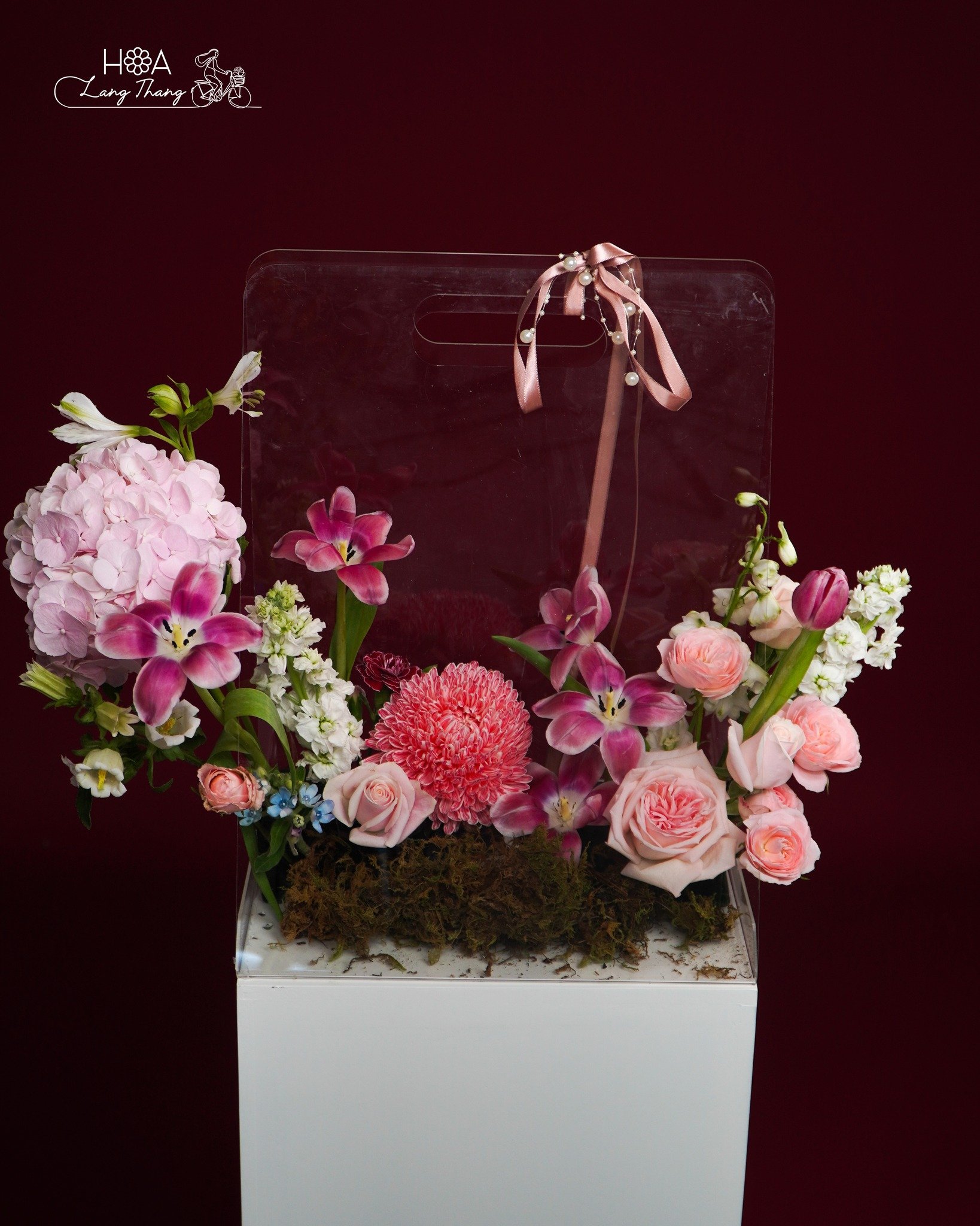 Bó hoa đa dạng với hồng, tulip, <a href=