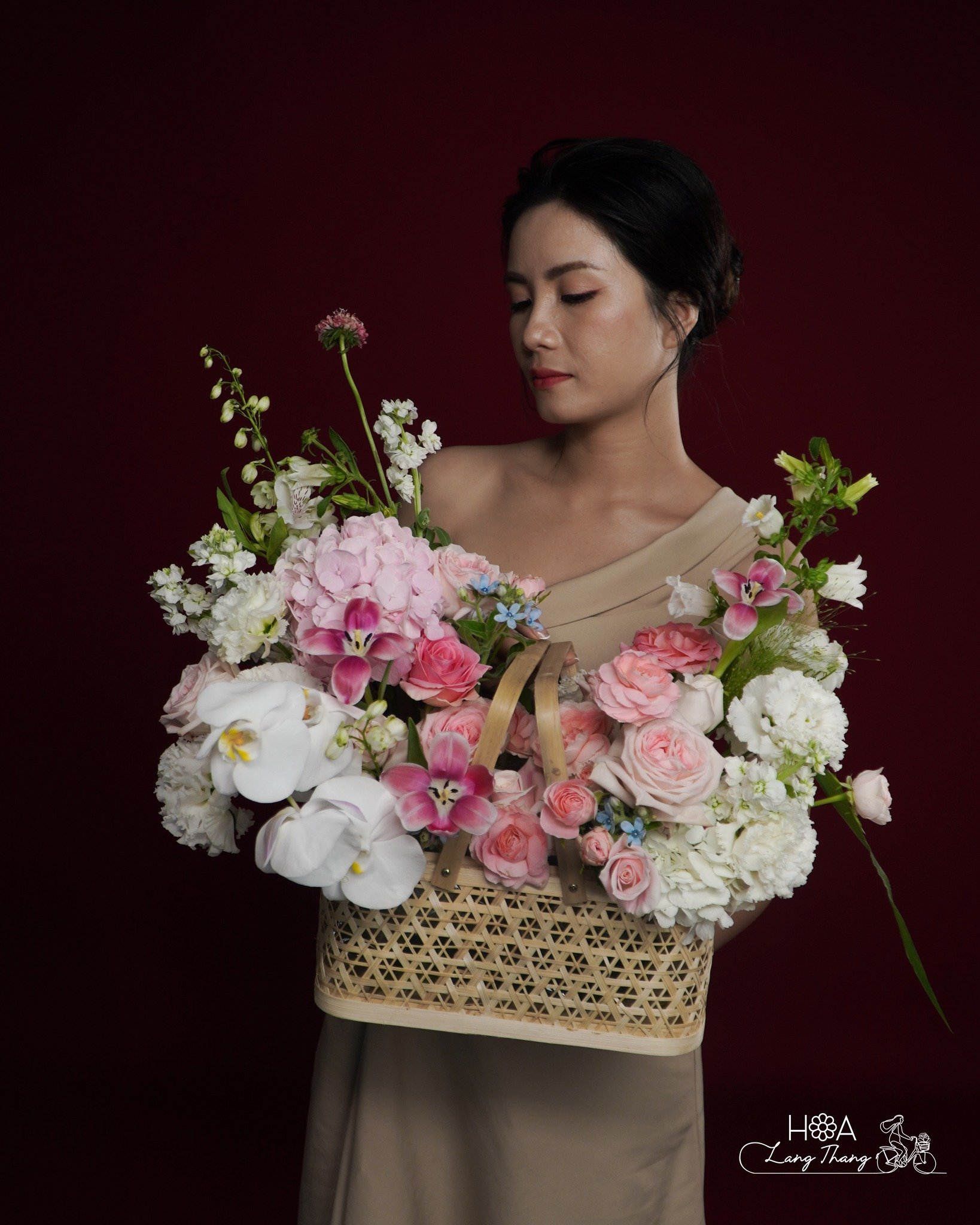 Một cô gái xinh đẹp cầm giỏ hoa gồm hồng, <a href=
