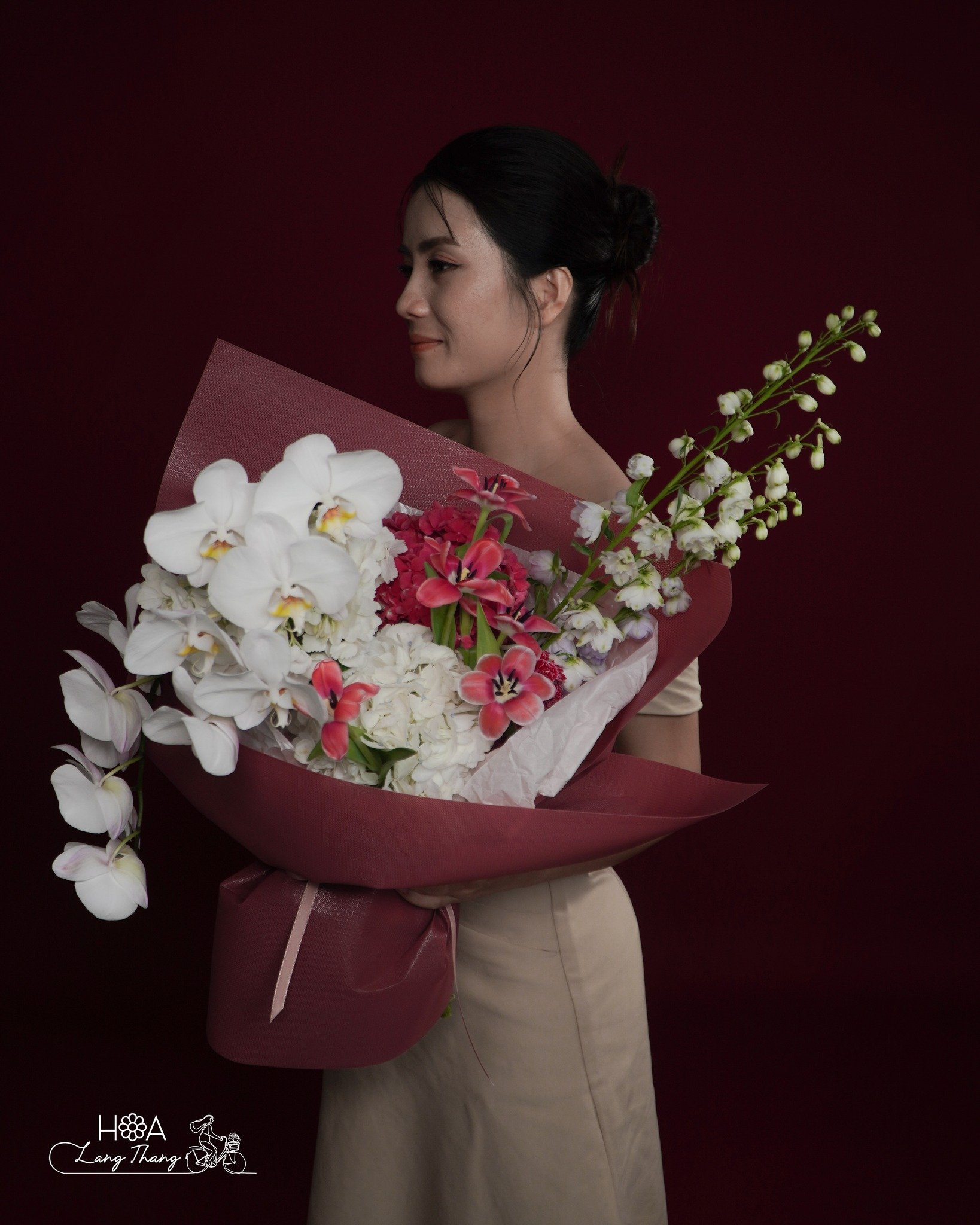 Chậu hoa kết hợp đa dạng gồm lan hồ điệp và hoa hồng, trang trí đẹp mắt