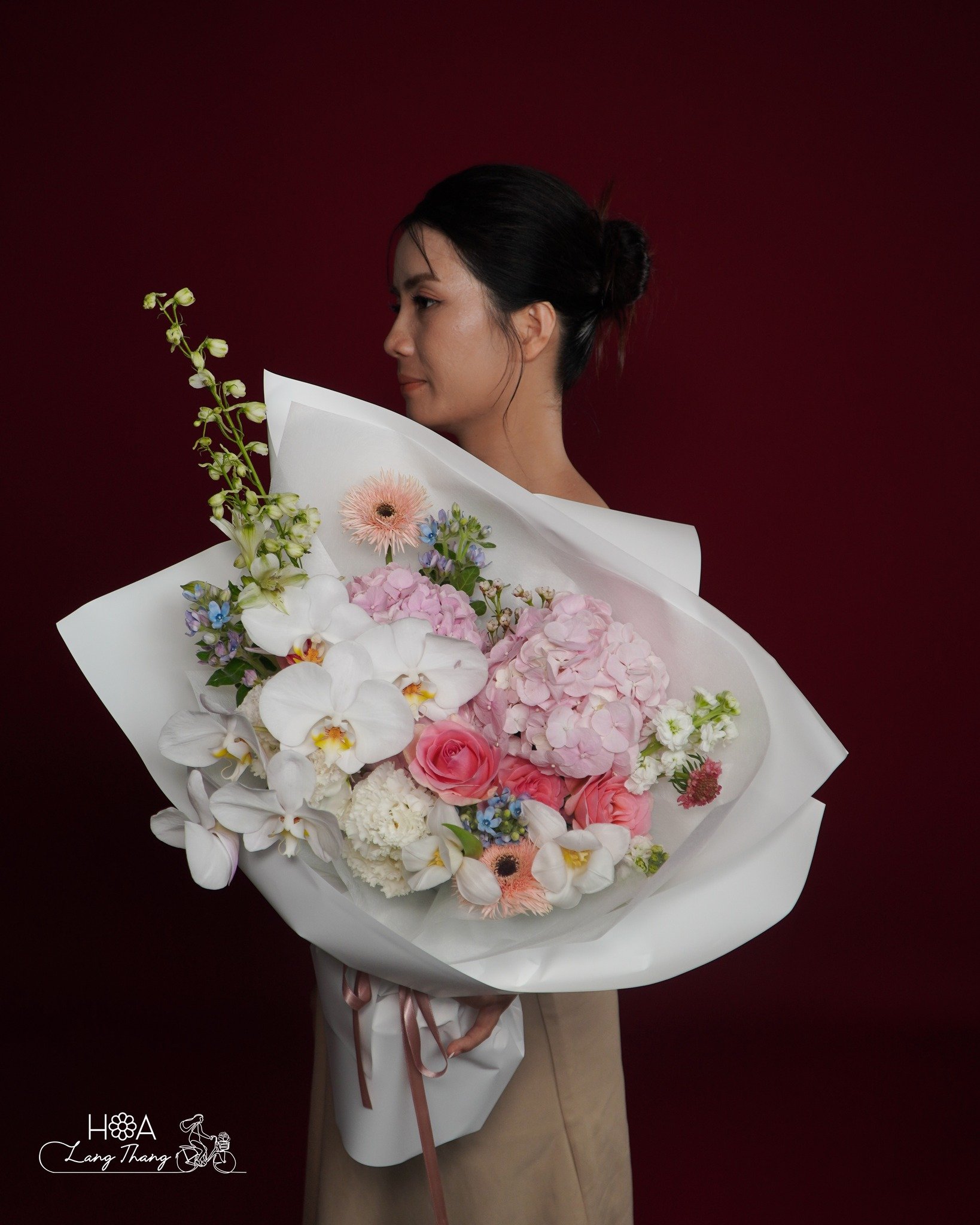 Bó hoa có lan hồ điệp, hồng, cẩm tú cầu, kiểu cắm đẹp
