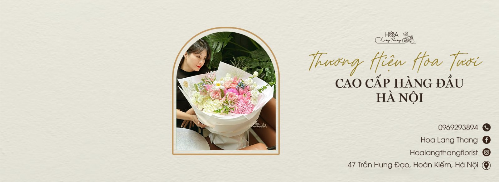 Người phụ nữ cầm bó hoa tươi gồm hồng, baby, ly, kiểu cắm hiện đại