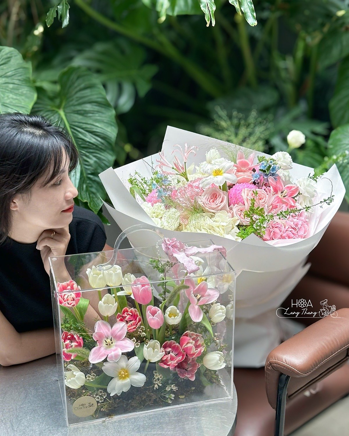 Bình hoa đẹp gồm hoa hồng, tulip và baby, kiểu cắm sang trọng