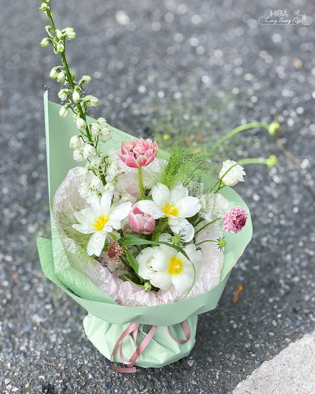 💐 Long lanh như giọt sương sớm – Bó hoa tulip dịu dàng kết hợp cùng delphinium thanh thoát, mang đến một vẻ đẹp nhẹ nhàng và 