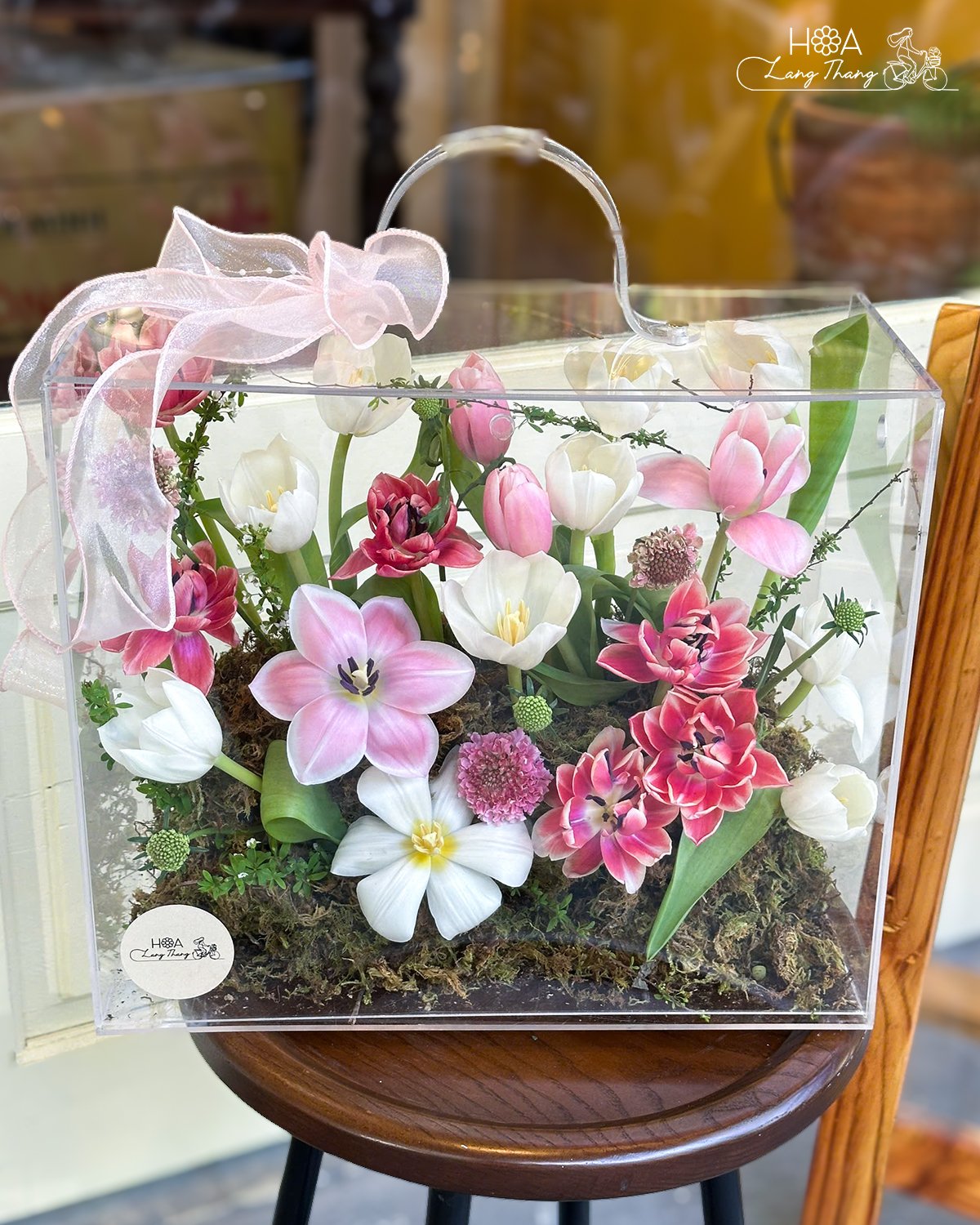 Bó hoa đẹp với tulip, hồng, ly cắm trong hộp trong suốt