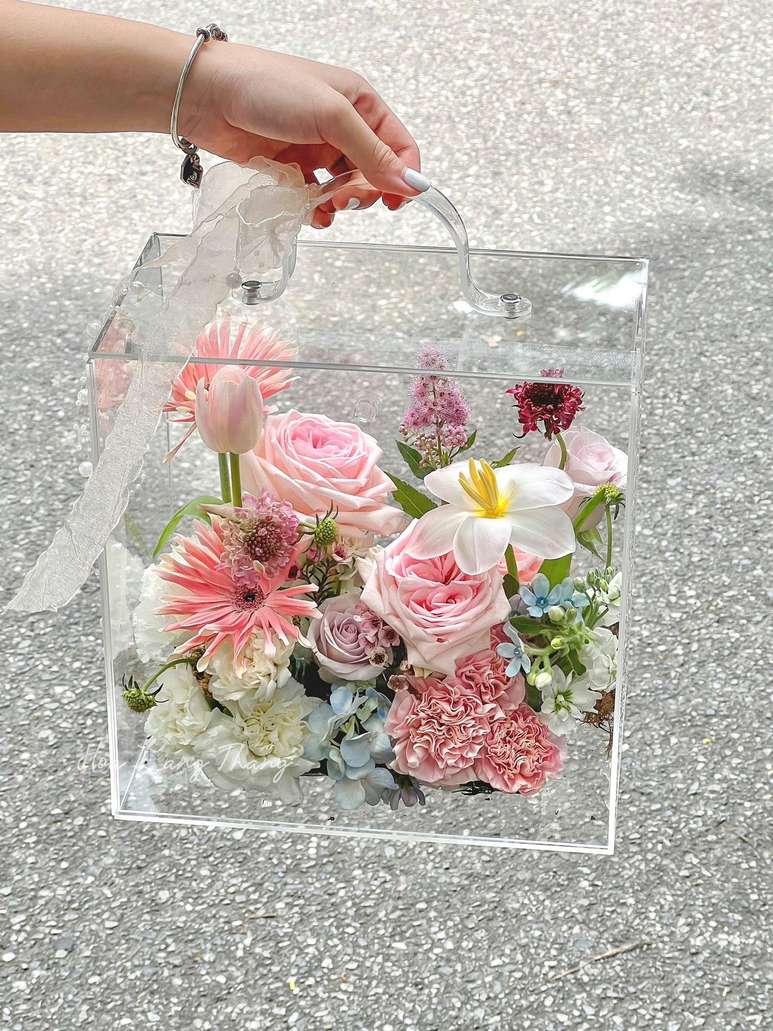 Giỏ hoa trong suốt với hồng, tulip, <a href=