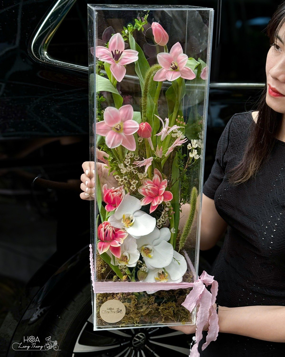 Hộp hoa đẹp với hoa hồng, lan hồ điệp, lily trang trí sang trọng