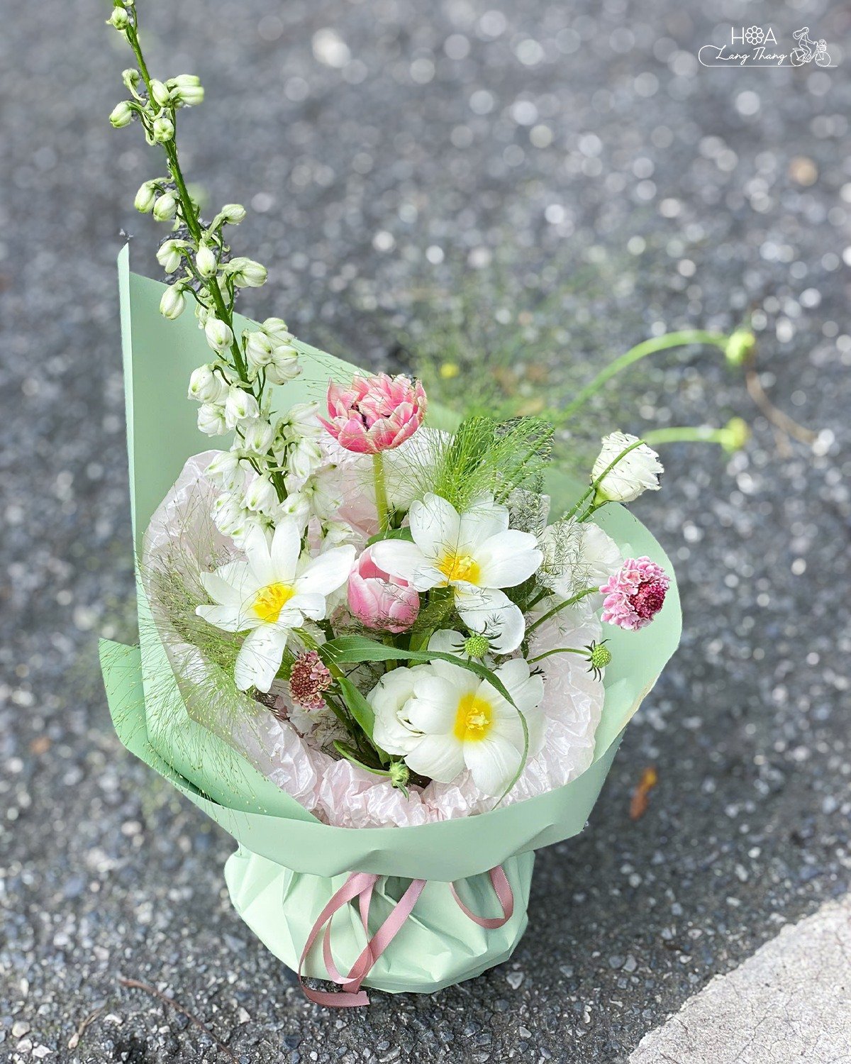 Bó hoa nhỏ xinh với hoa tulip, hoa hồng và hoa cúc, kiểu cắm dễ thương