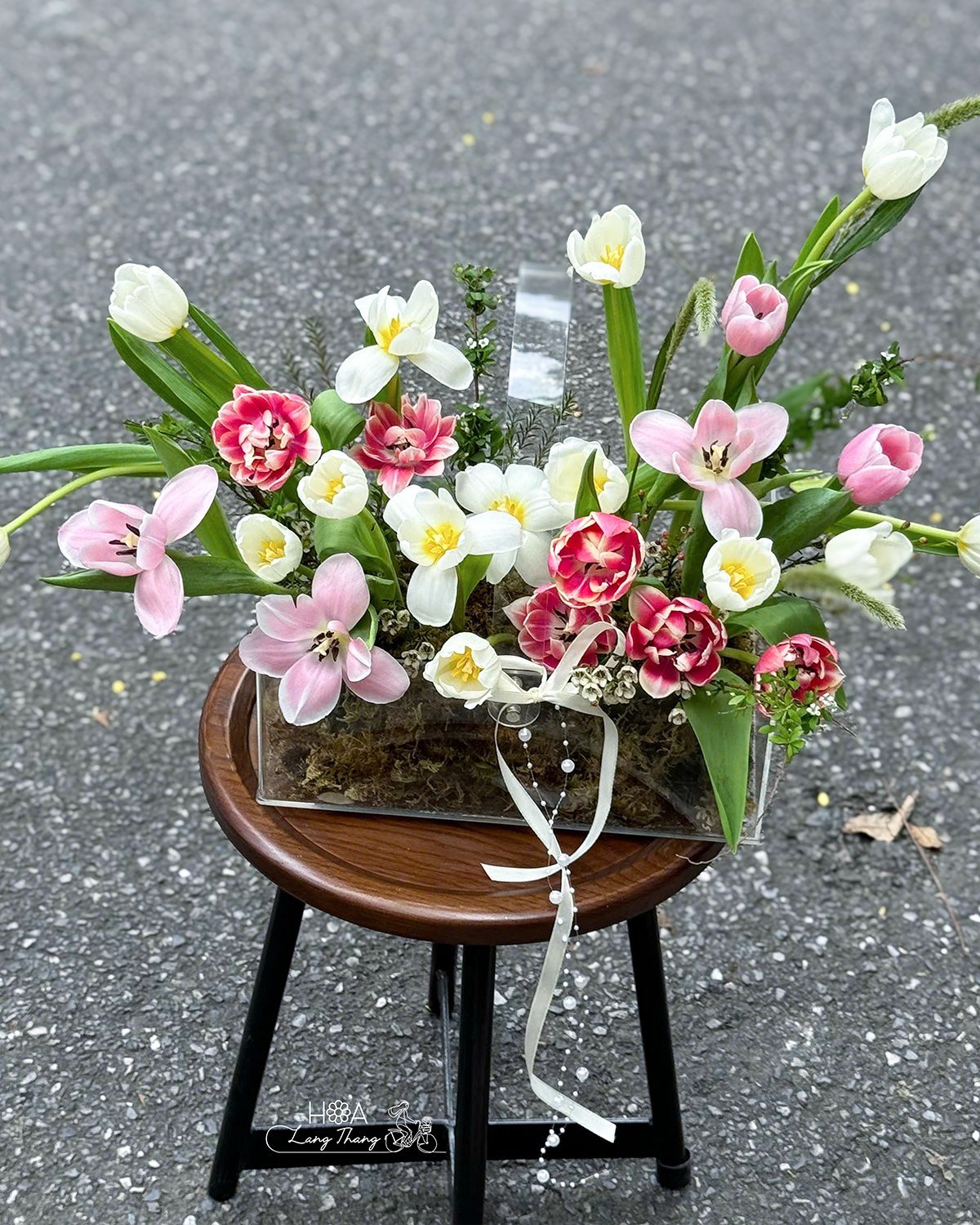 Bình hoa cắm phối hợp gồm tulip, hồng, và lan hồ điệp, kiểu cắm đẹp mắt