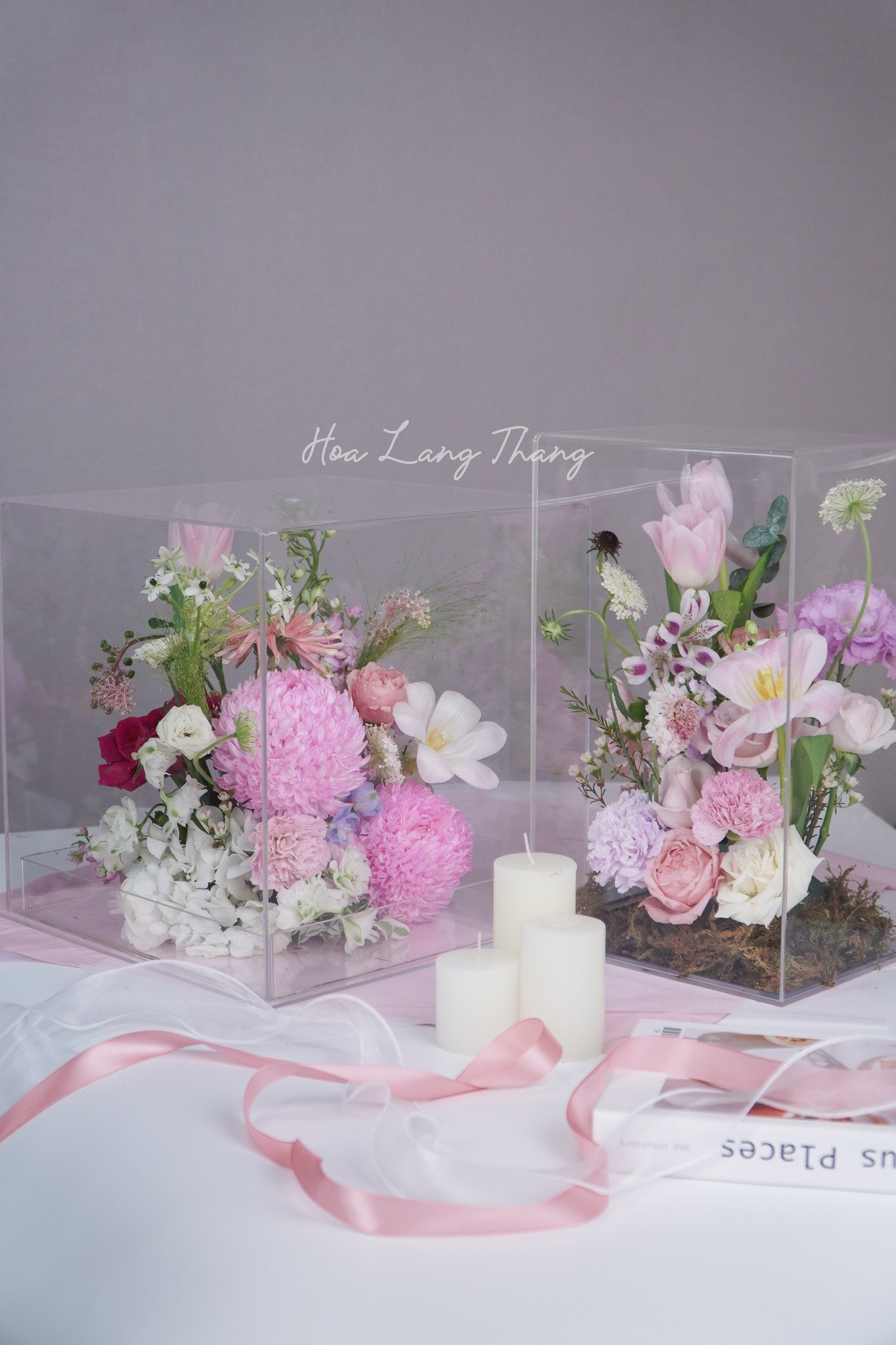 Bình hoa cắm tinh tế với tulip, hồng và cúc, màu hồng và trắng