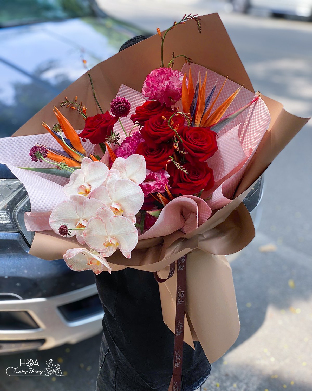 Bó hoa nổi bật với vẻ đẹp của hoa hồng Red Naomi, tạo điểm nhấn với hoa <a href=