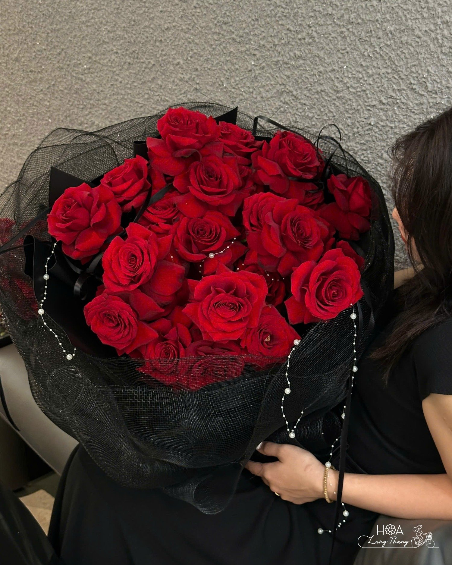 Bó hoa hồng đỏ rực rỡ, cắm đẹp mắt trong lớp lưới đen