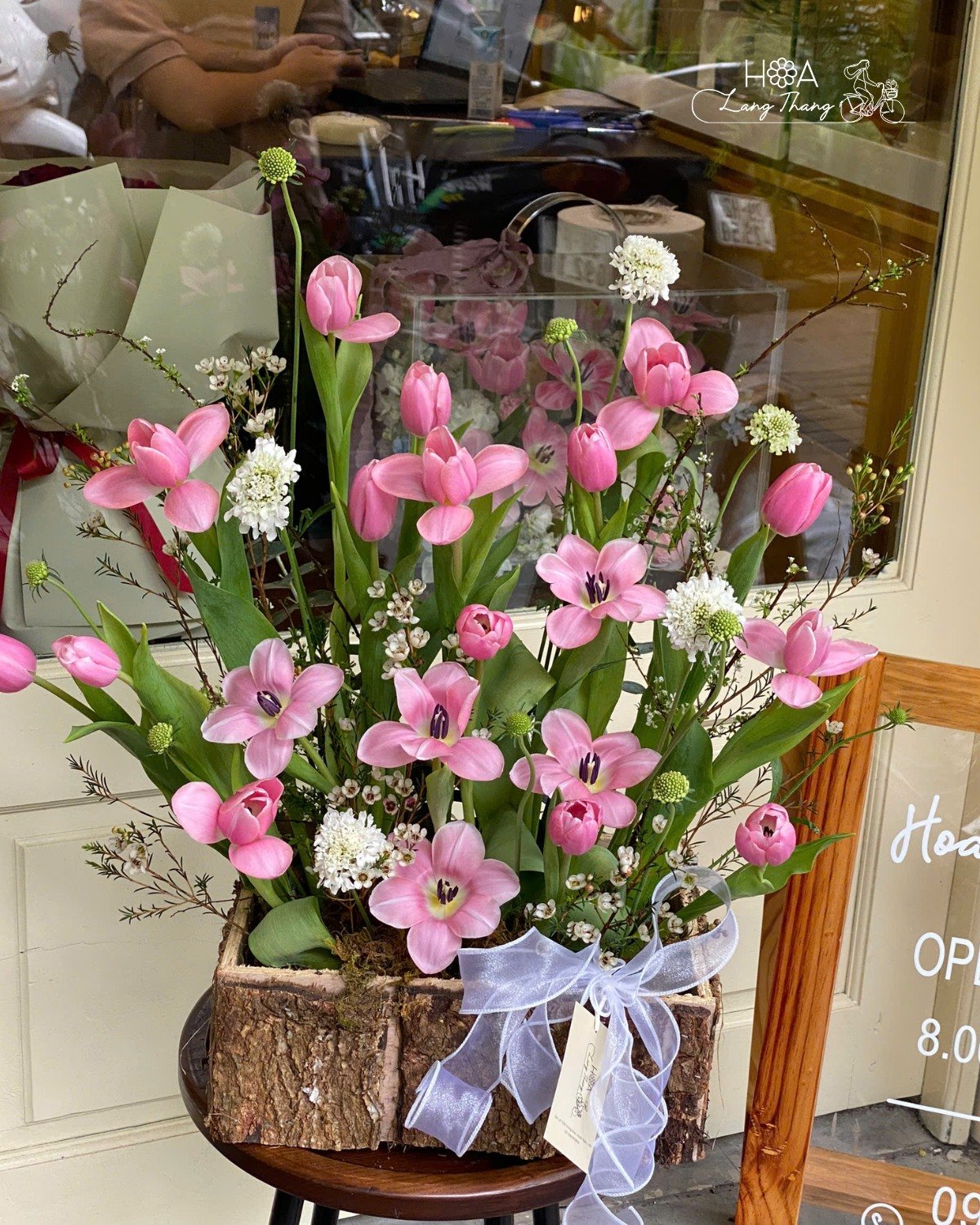 Giỏ hoa mix tulip hồng và hoa tím trang trí cùng lá xanh
