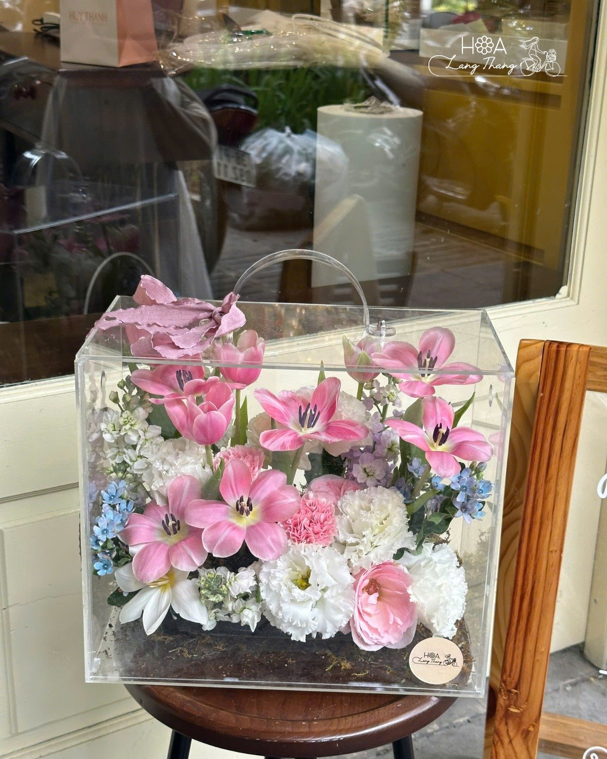 Hộp hoa với hoa tulip hồng và hoa cẩm chướng trắng, kiểu cắm trang nhã