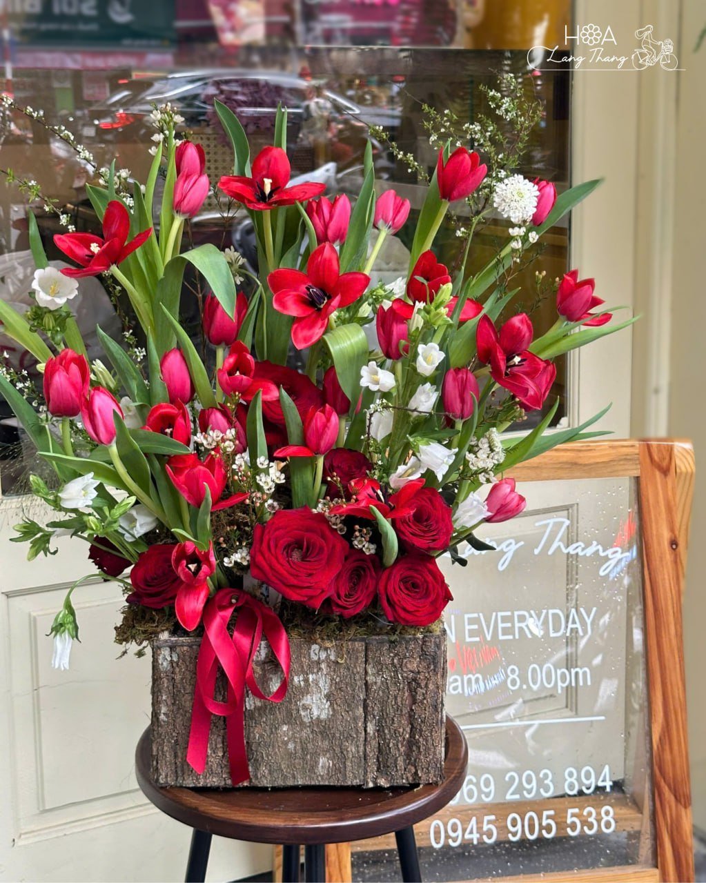 Bình hoa gồm tulip đỏ, hồng, và ly, kiểu cắm đẹp mắt, thích hợp cho nhiều dịp
