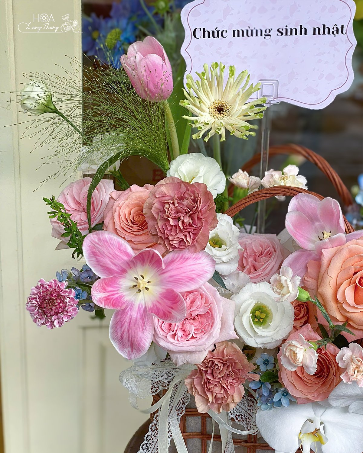 Bình hoa sinh nhật với hoa hồng, ly, và tulip màu sắc tươi sáng
