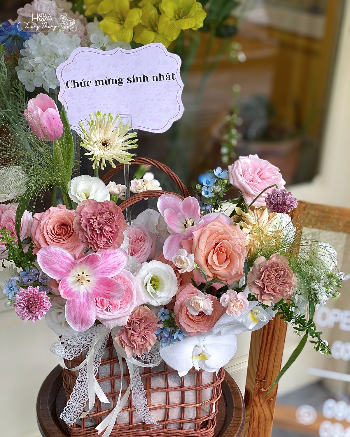 Giỏ hoa sinh nhật xinh xắn với hồng, tulip và cúc, phù hợp cho ngày đặc biệt