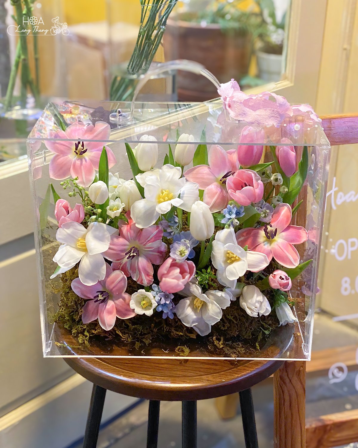 Trong sáng, ngọt ngào như viên kẹo ngọt được bao bọc bởi một lớp vỏ pha lê lấp lánh, đó là em, hộp hoa mica tulip mix hoa lá 