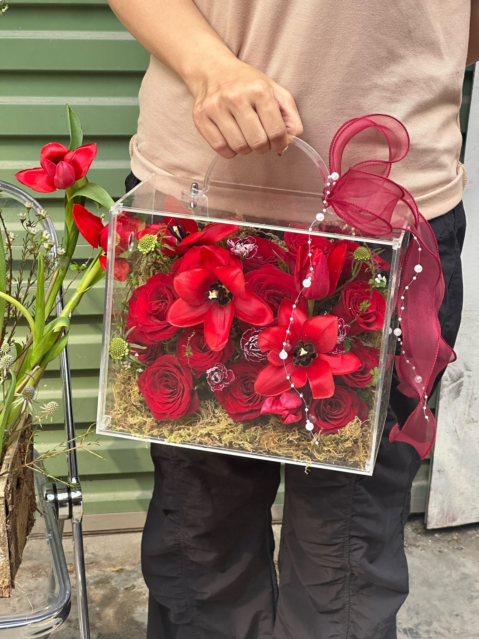 Giỏ hoa giả với tulip và hồng đỏ sang trọng, kiểu cắm hiện đại