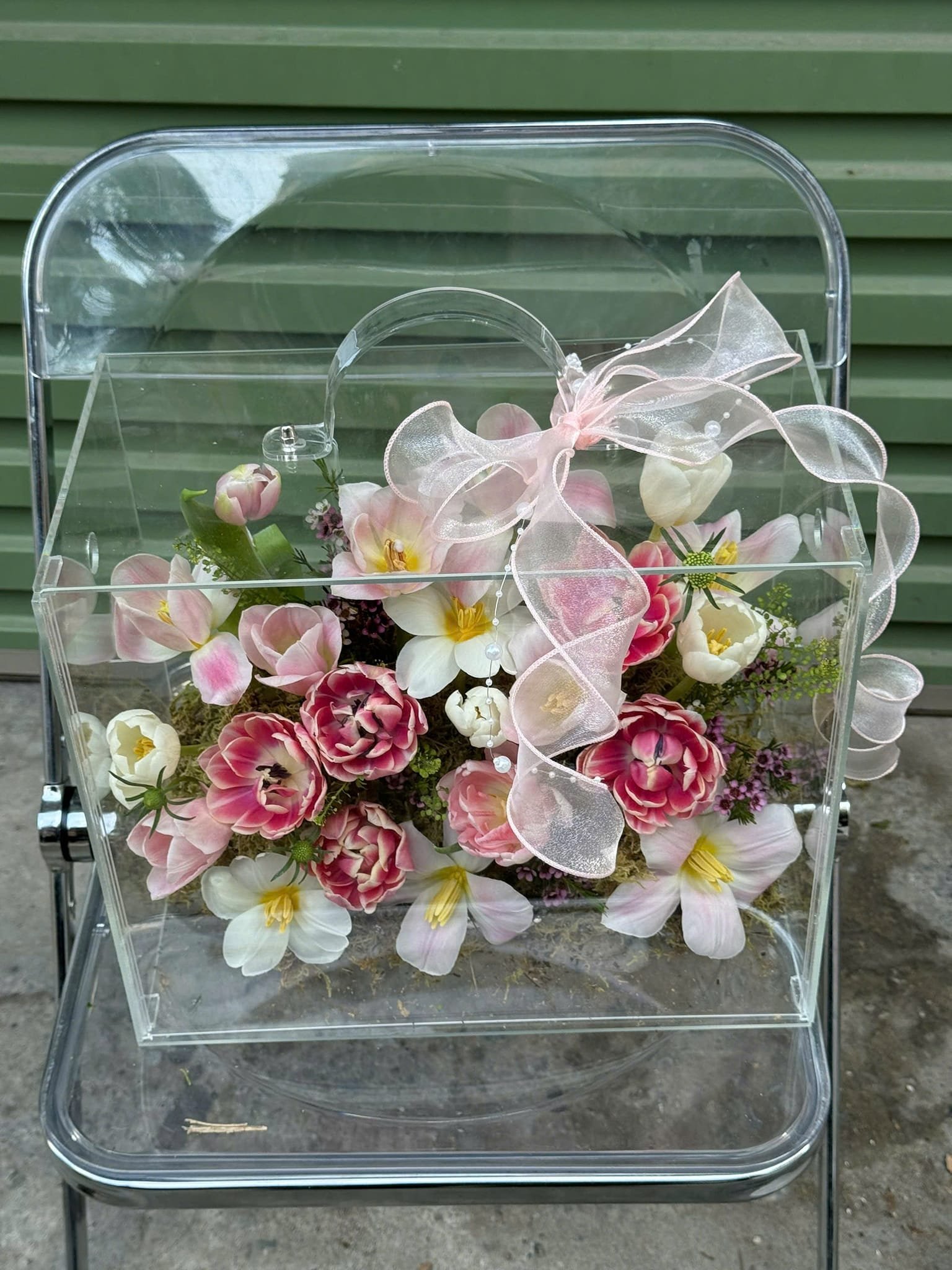 Bình hoa với tulip và hồng, cắm trong hột trong suốt, trang trí đẹp mắt